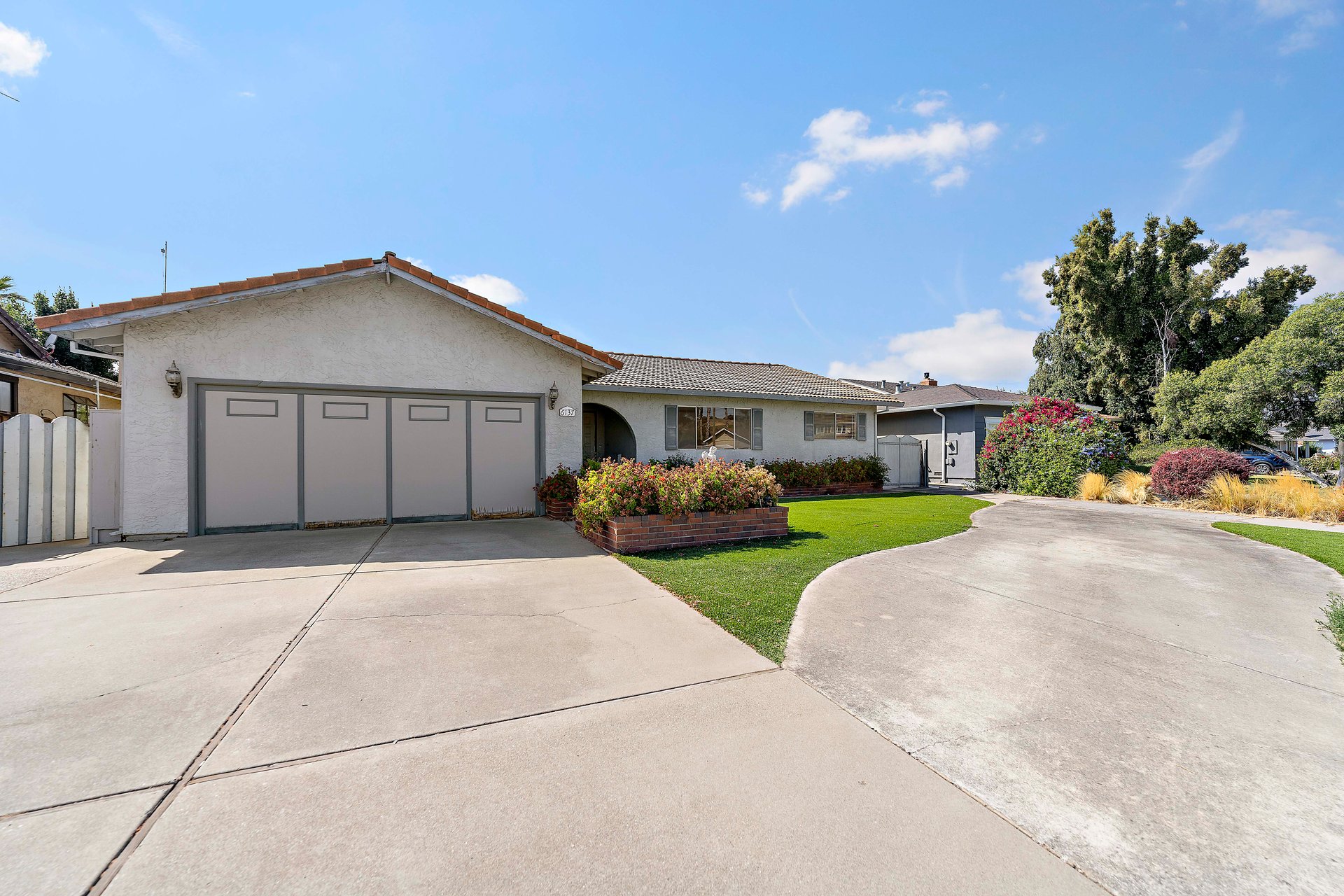 6137 Oak Forest Way