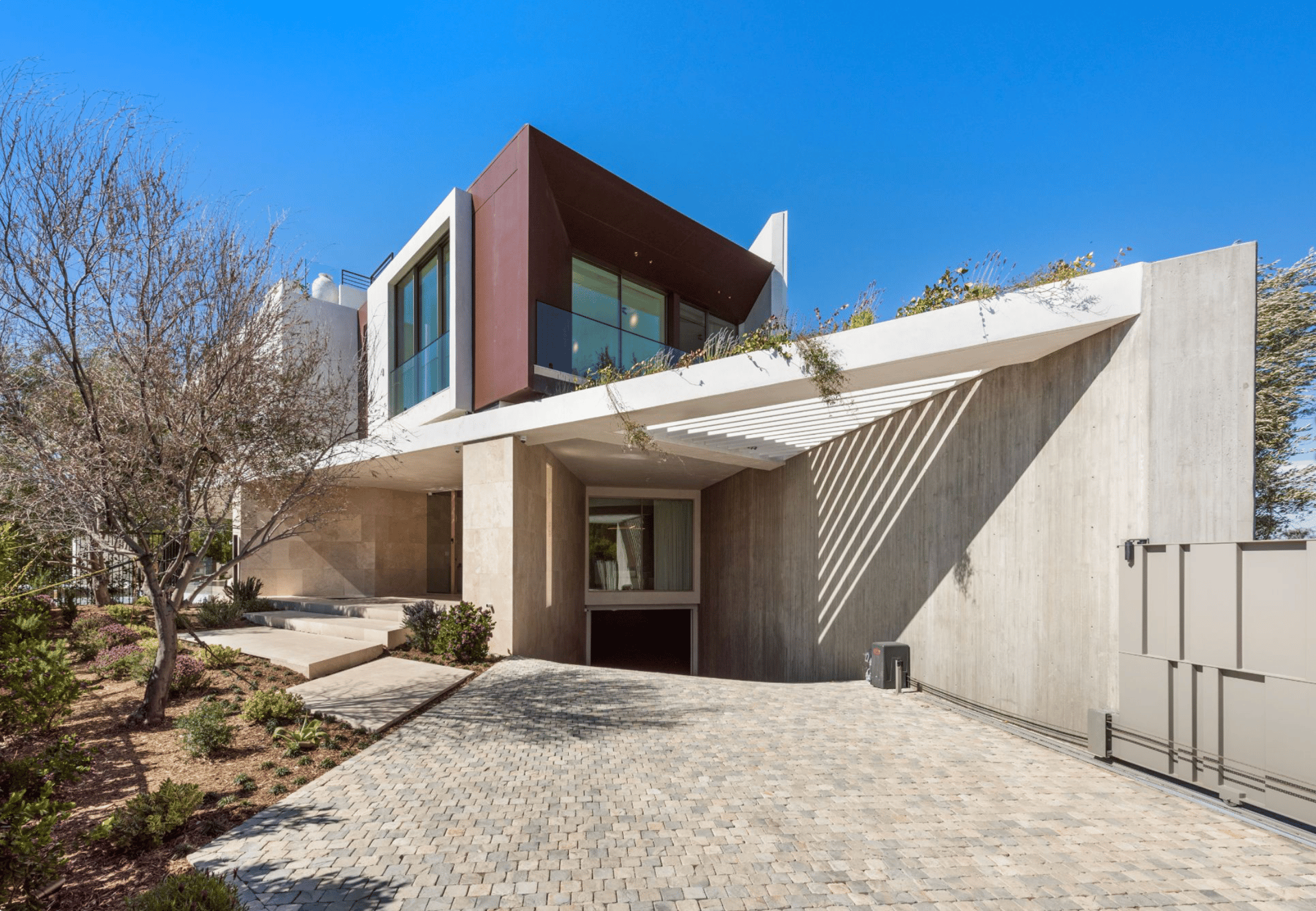 Travertine Renown, Stradella Road, 90077