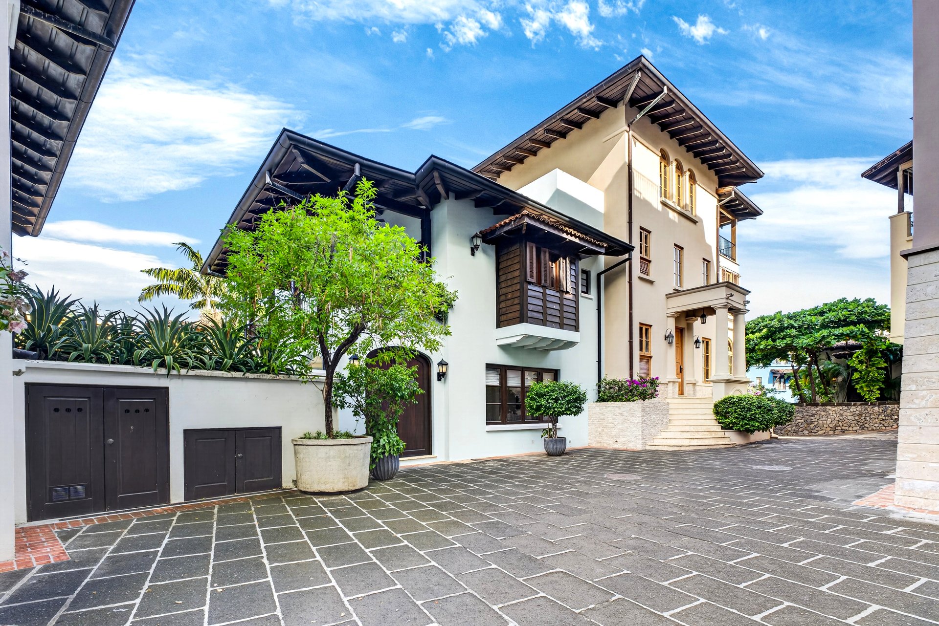 16 Calle La Ronda | Renovated Three-Bedroom Home Steps from Playa Danta