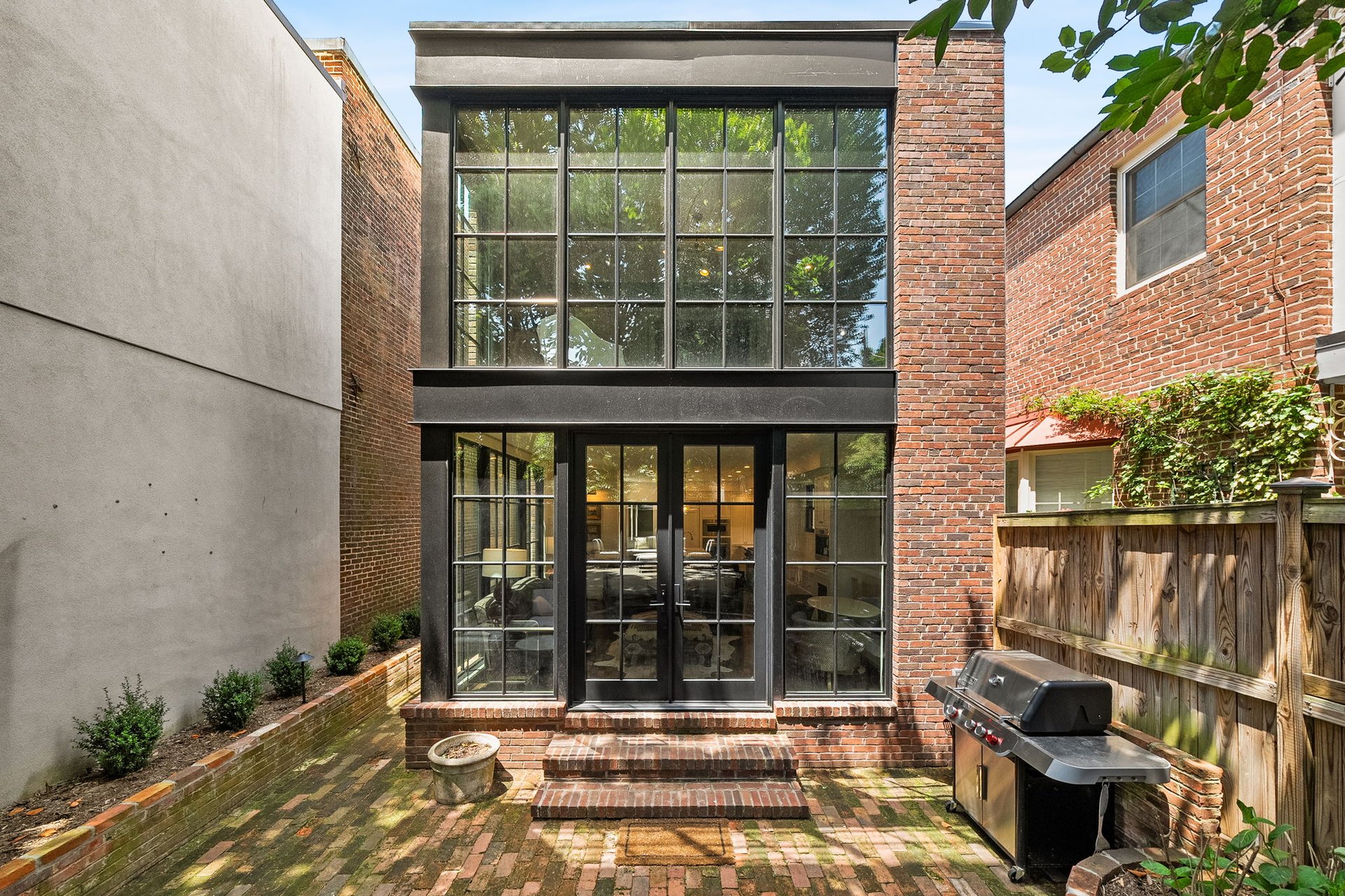 220 S Fairfax St