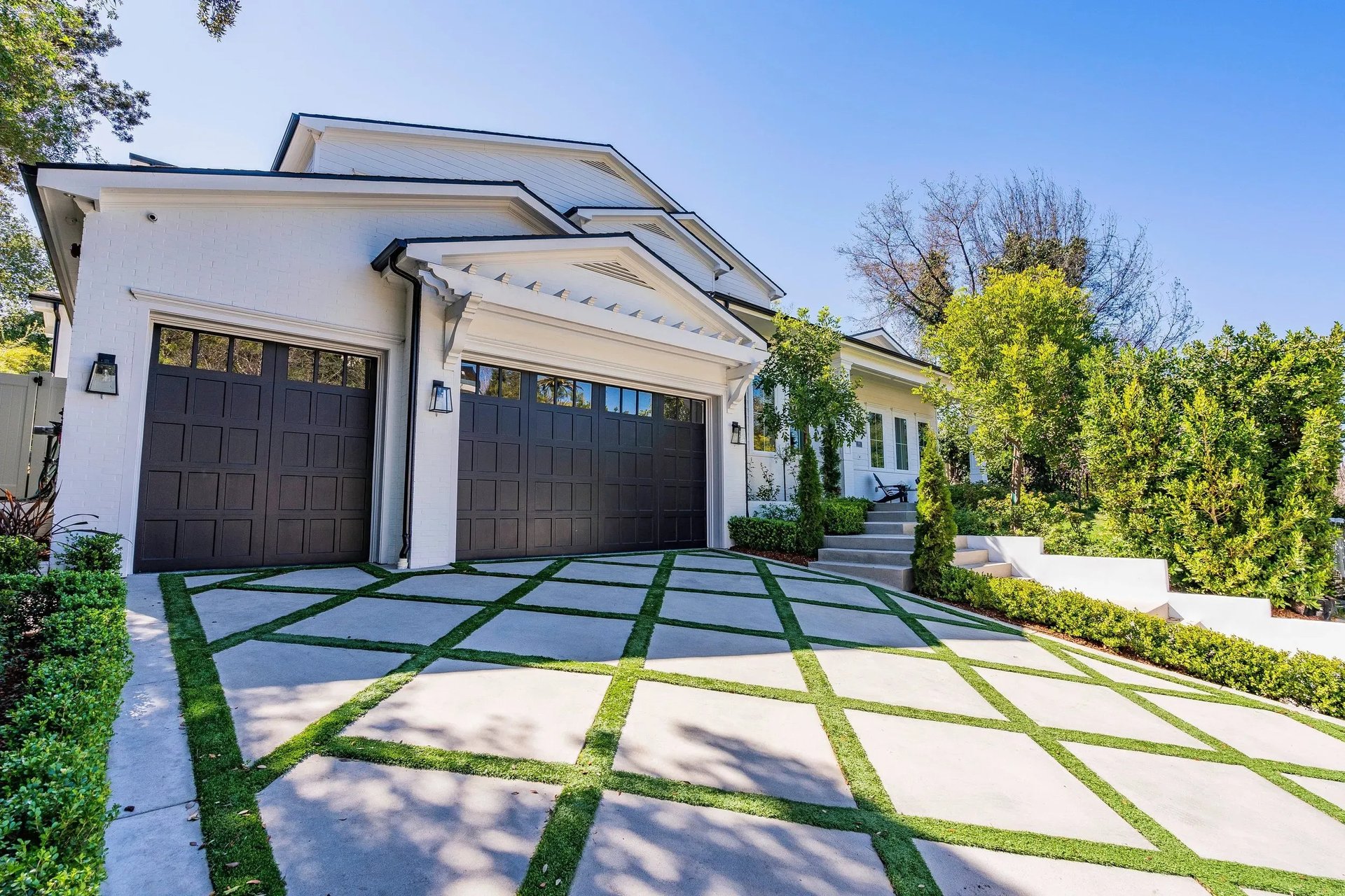 4143 Hayvenhurst Dr