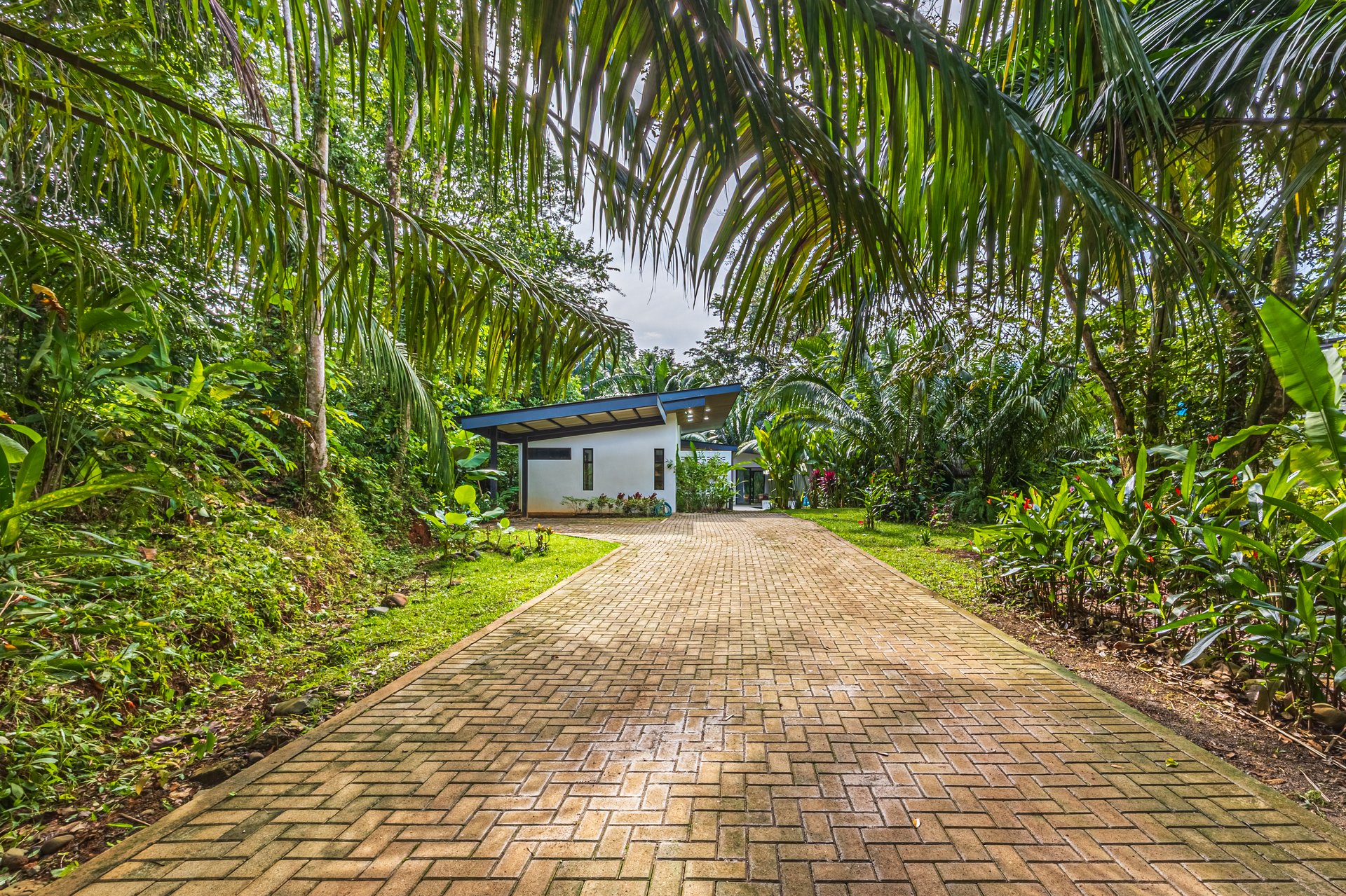 CASA PALMA VERDE – 3 Bedroom & 3 Bathroom Home with Bathtub, Big Pool and Extra Building Site – 0.72 Acres