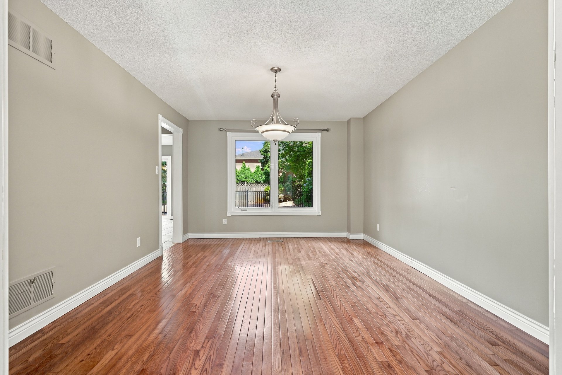 Executive home in Oakville's prestigious Glen Abbey community
