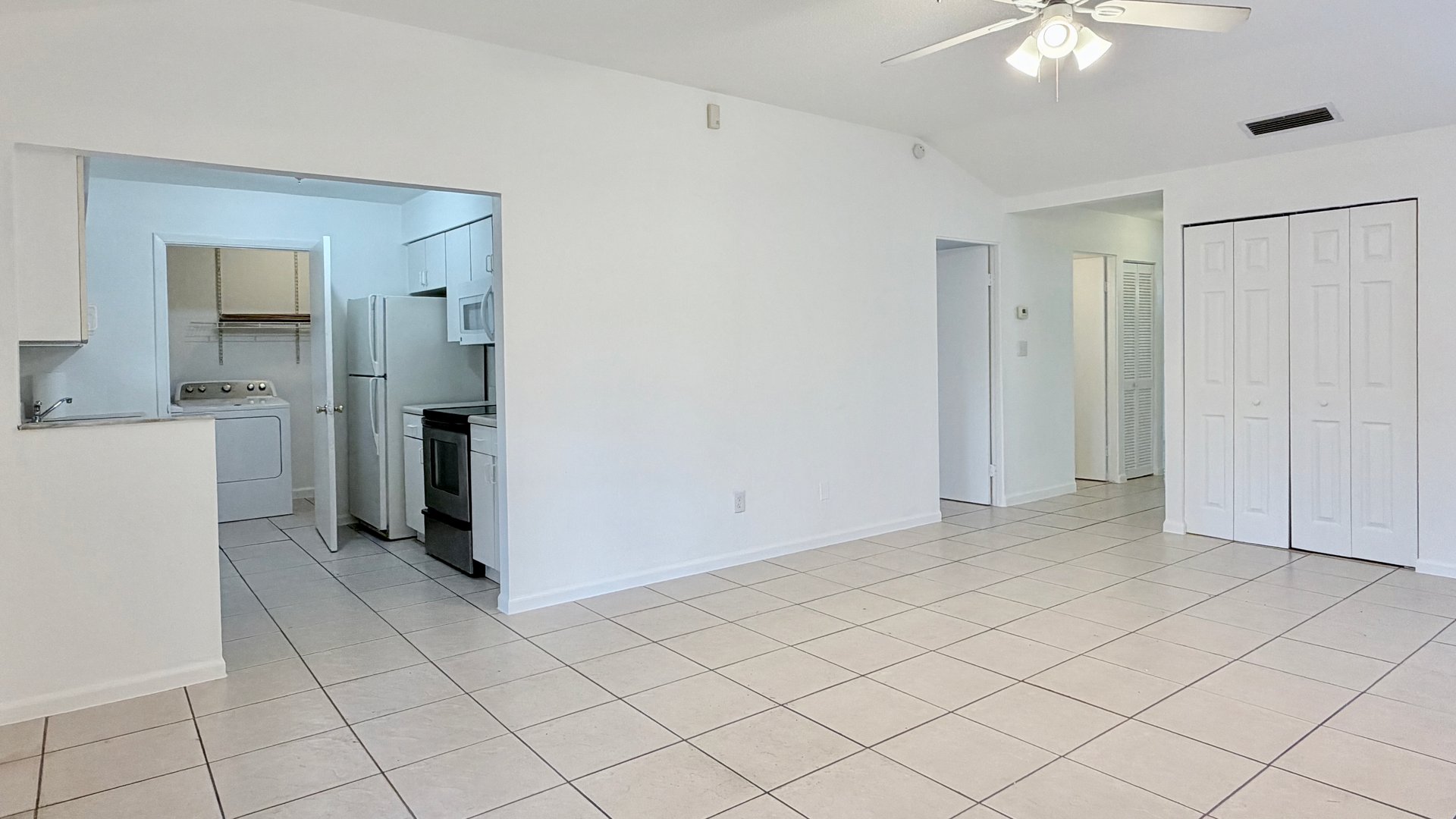 Casselberry Three-Bedroom, Two-Bathroom Duplex Unit with Private Yard
