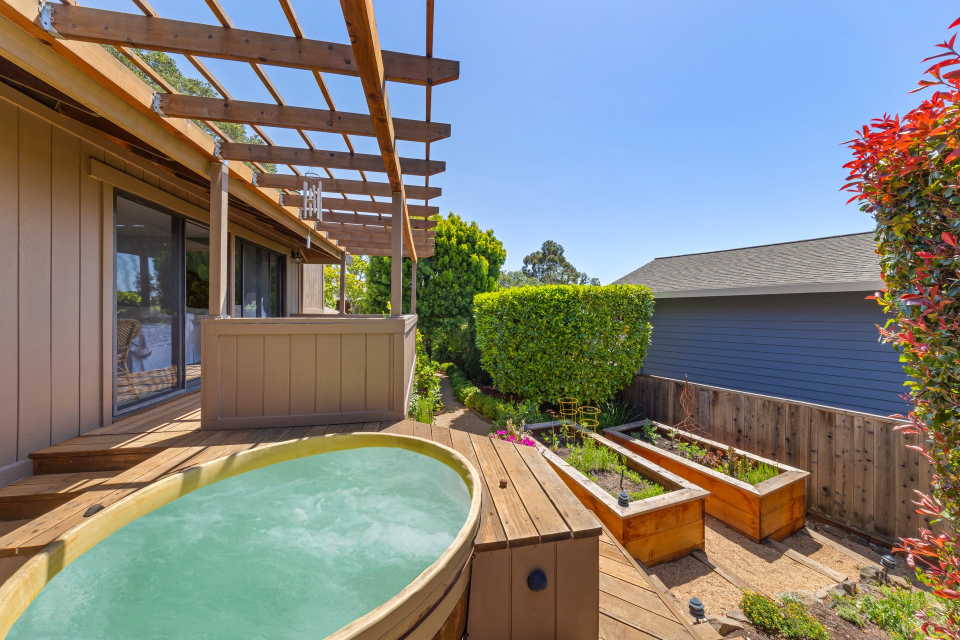 Inviting and Updated - Picturesque Grounds