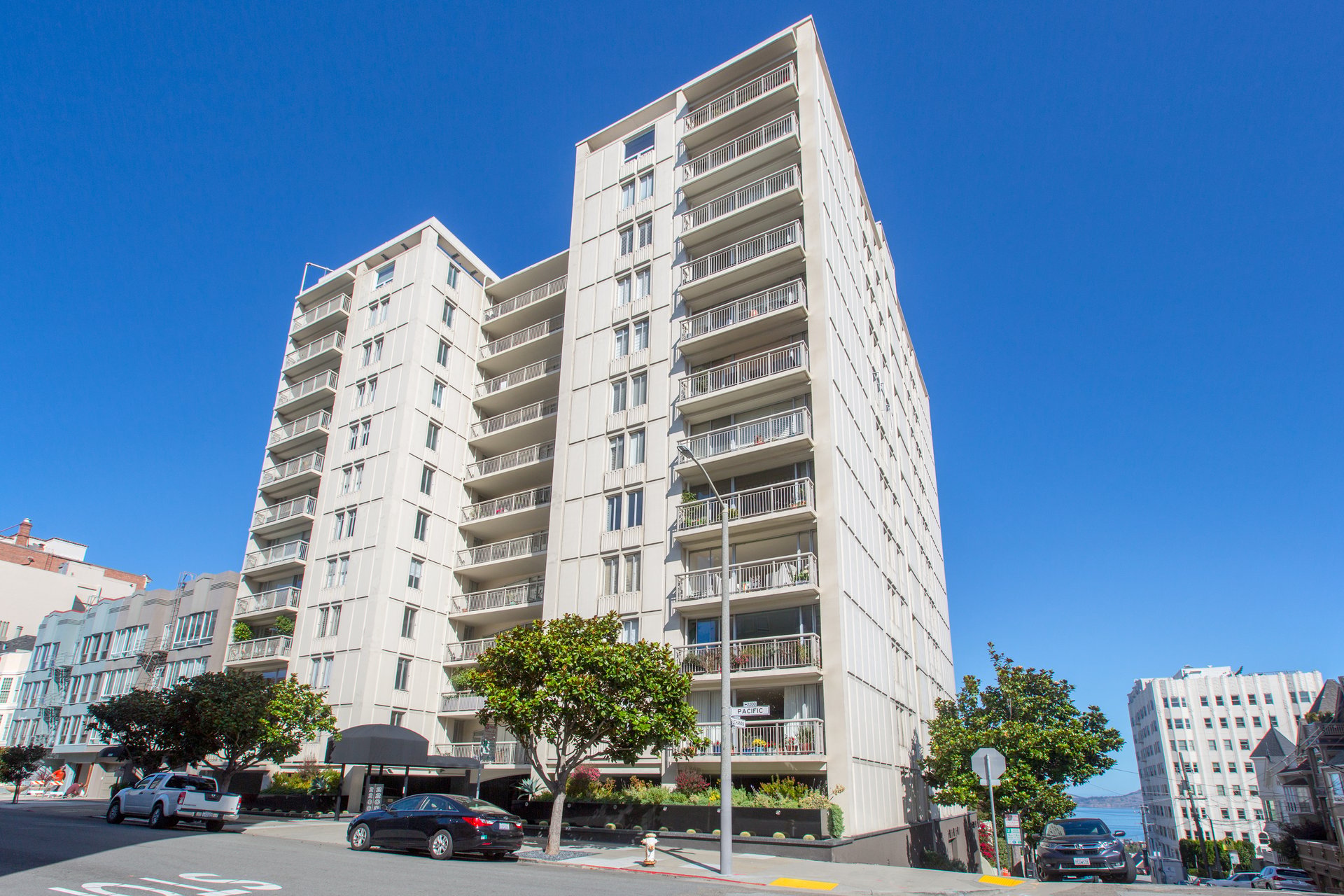Contemporary Pacific Heights 1 Bedroom + Den