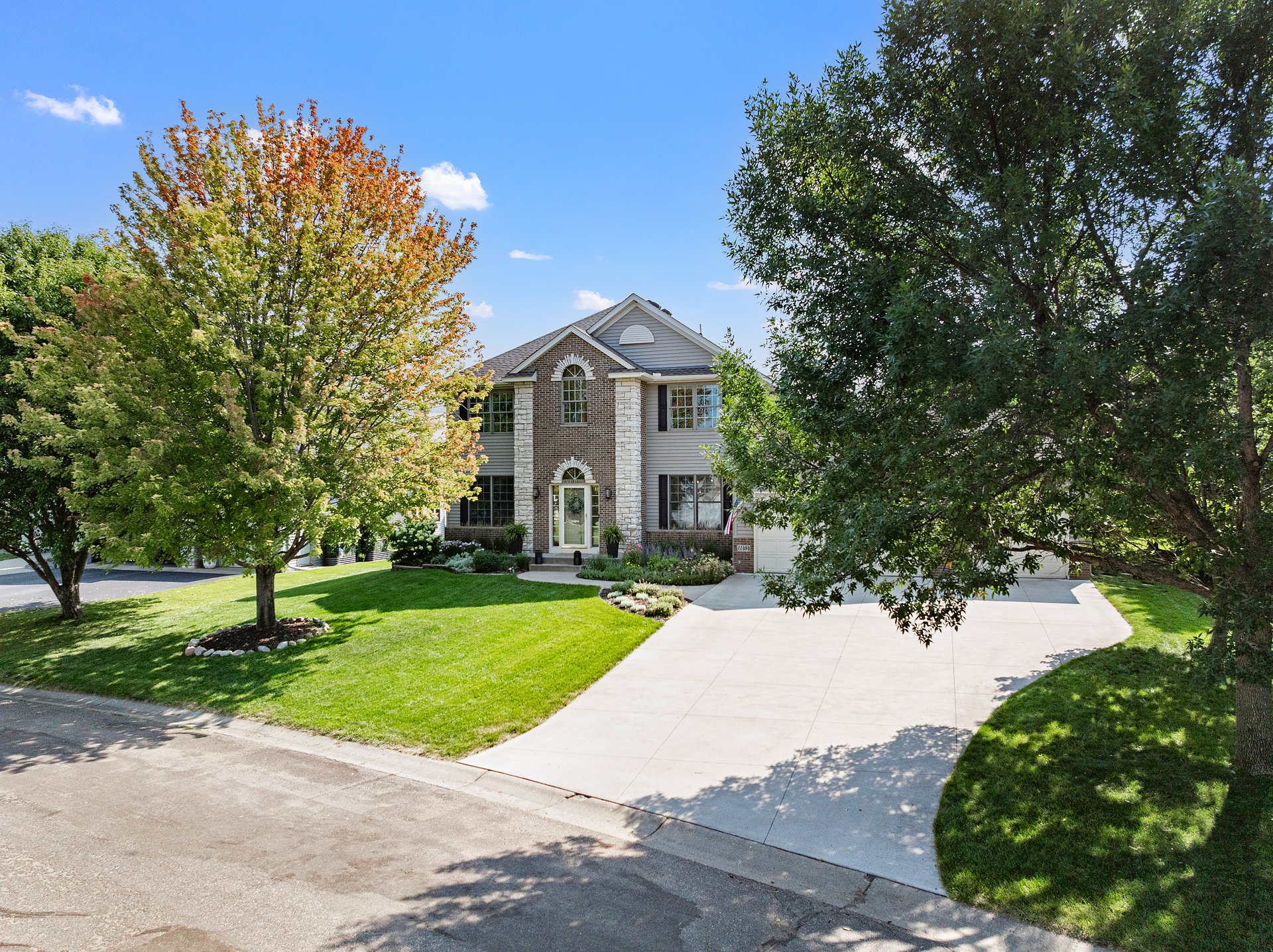 Walkout 2-Story Overlooking the Elm Creek Park Reserve