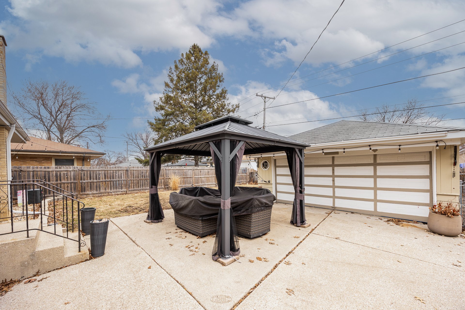 937 Robinhood Ln