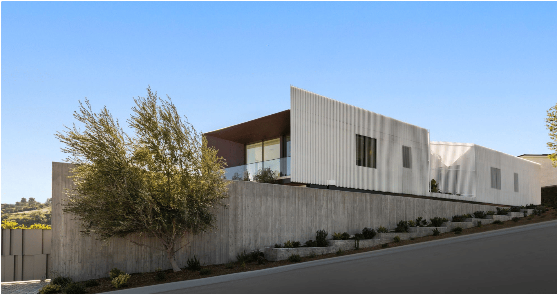 Travertine Renown, Stradella Road, 90077