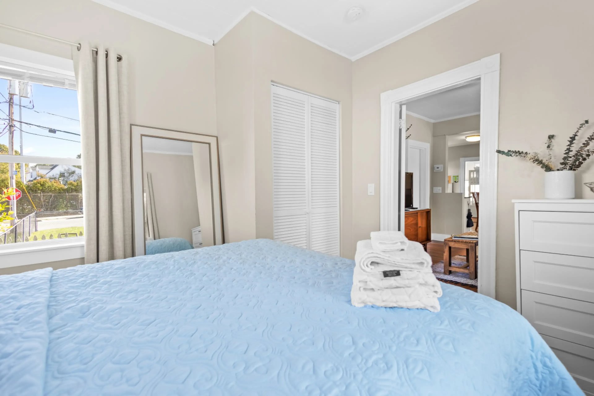 First Floor Apartment Near the Cliff Walk and More