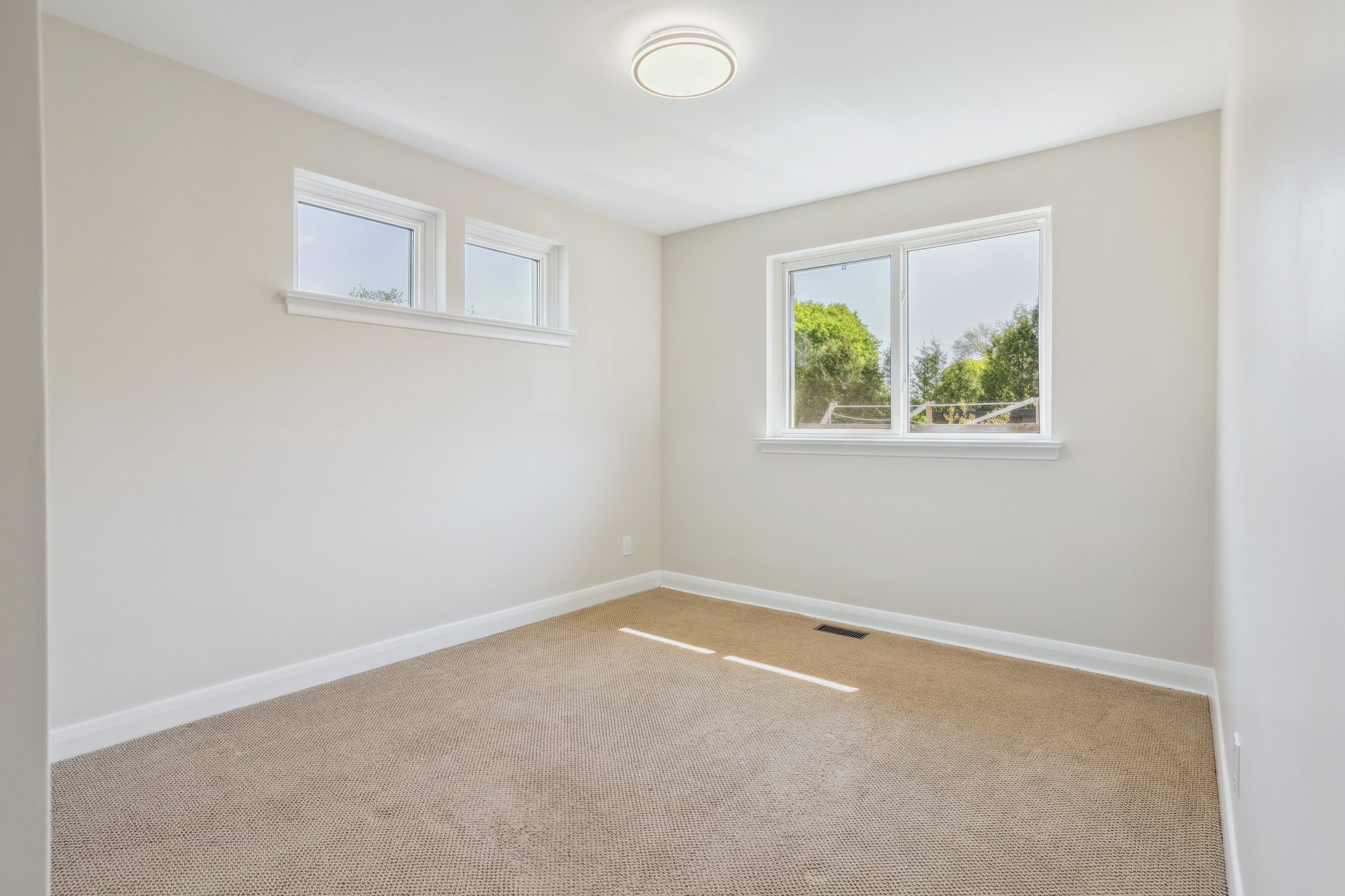 Bungalow on 60' x 125' lot with endless potential