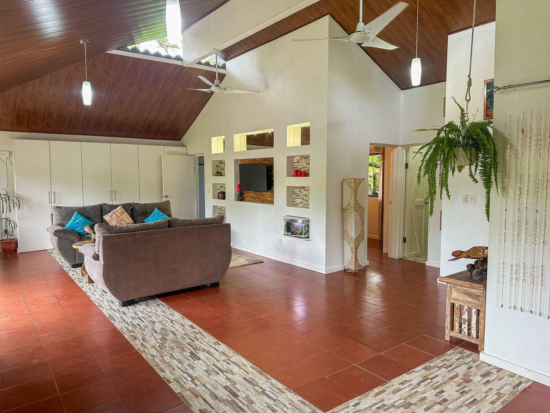 Contemporary 3-bed home surrounded by Uvita’s services and amenities but just a short stroll to tropical beaches