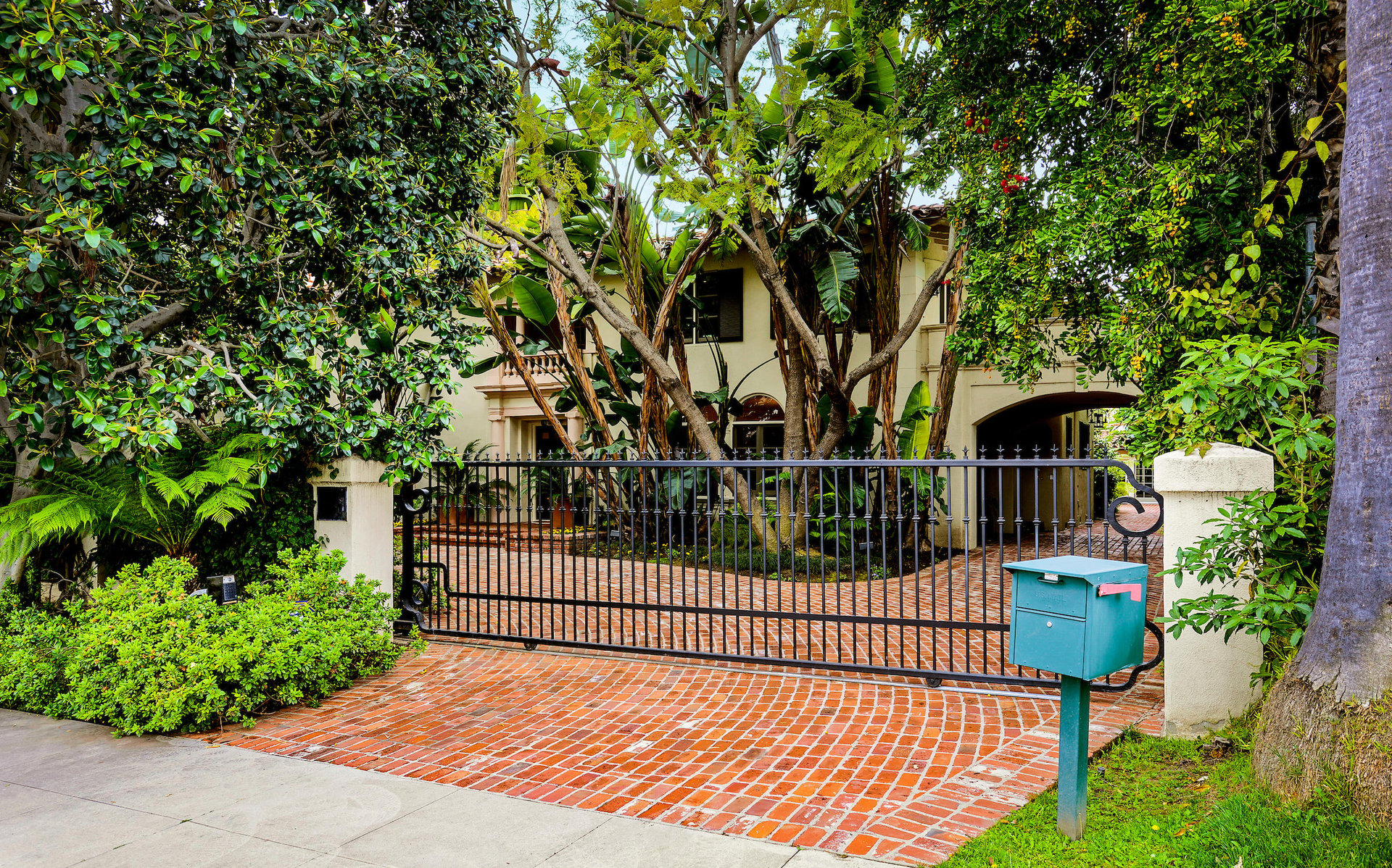 619 N Beverly Dr