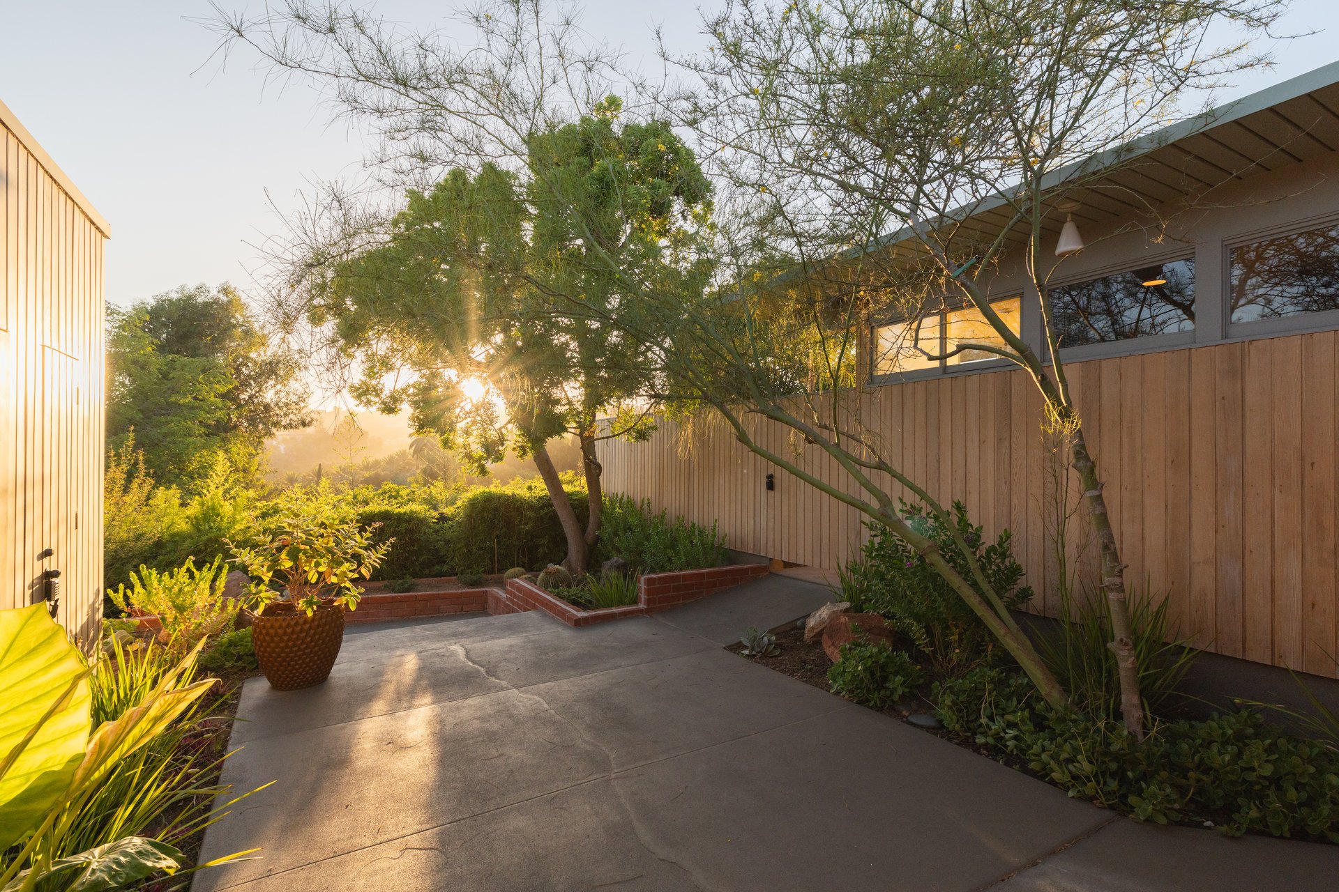 1035 Summit Dr, Beverly Hills 