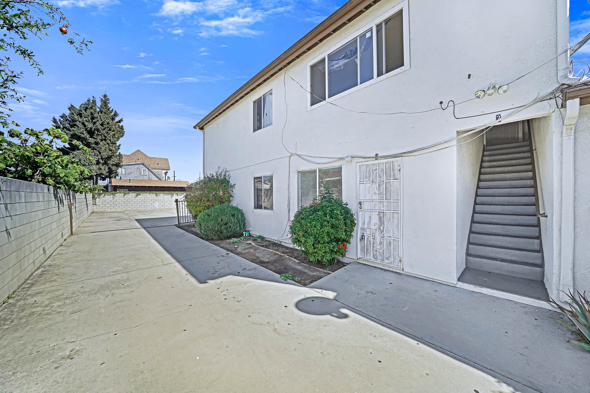 Incredible Triplex Apartment Opportunity near USC. Great Cash Flow. Vacant Lot in Rear for future Development!