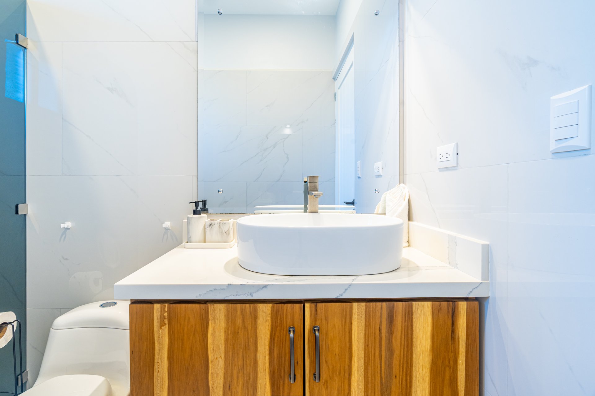 FIRE SALE!!!!! Immaculate New Build with Modern Design & Premium Features