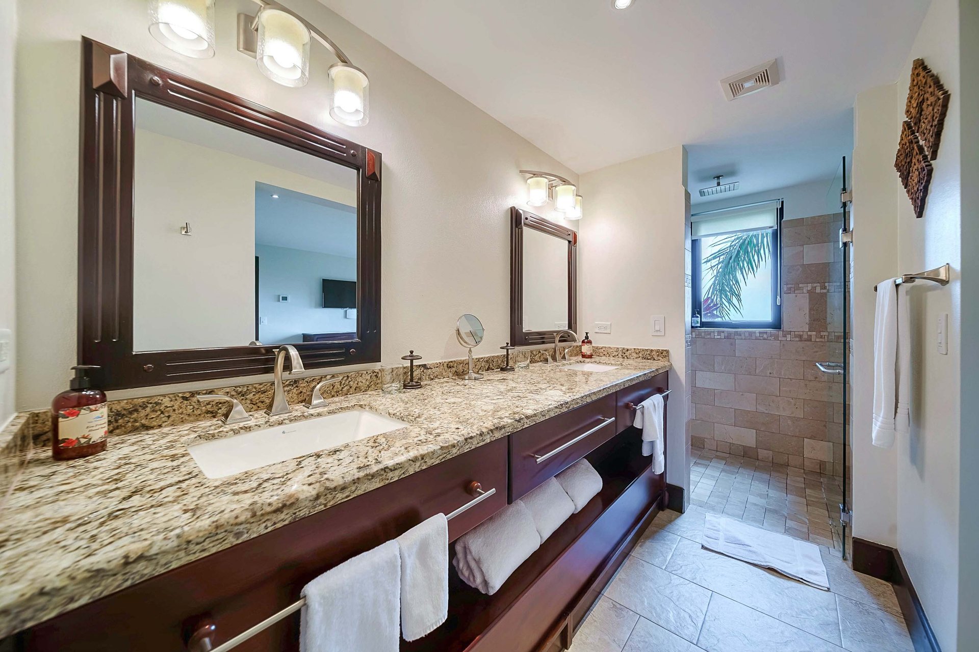 Walk to beach Vista Hermosa Estate Lucrative Contemporary Estate