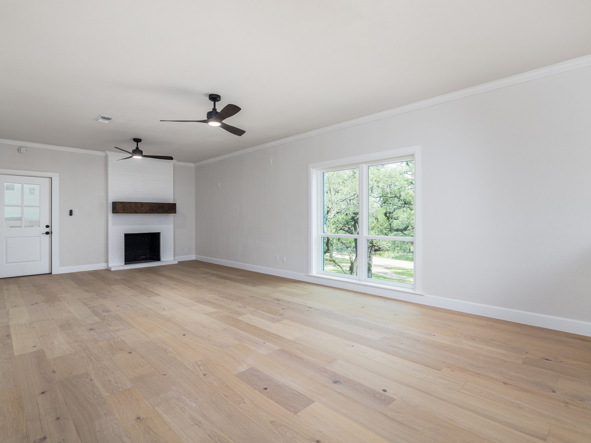 Designer-Renovated 6BR Estate Including Private Guest Apartment on 1.48 Acres