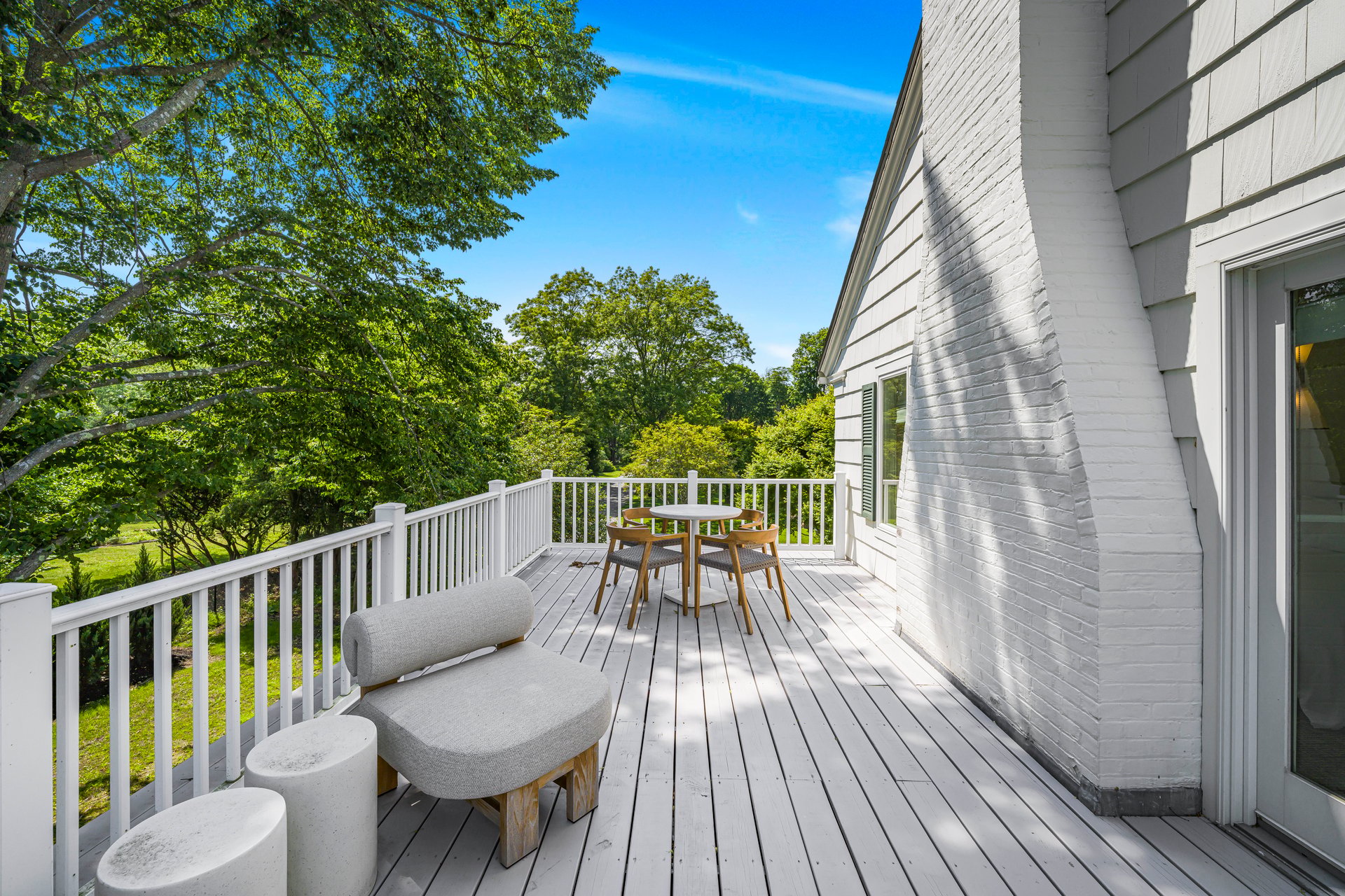 AN ELEGANT WATERFRONT ESCAPE