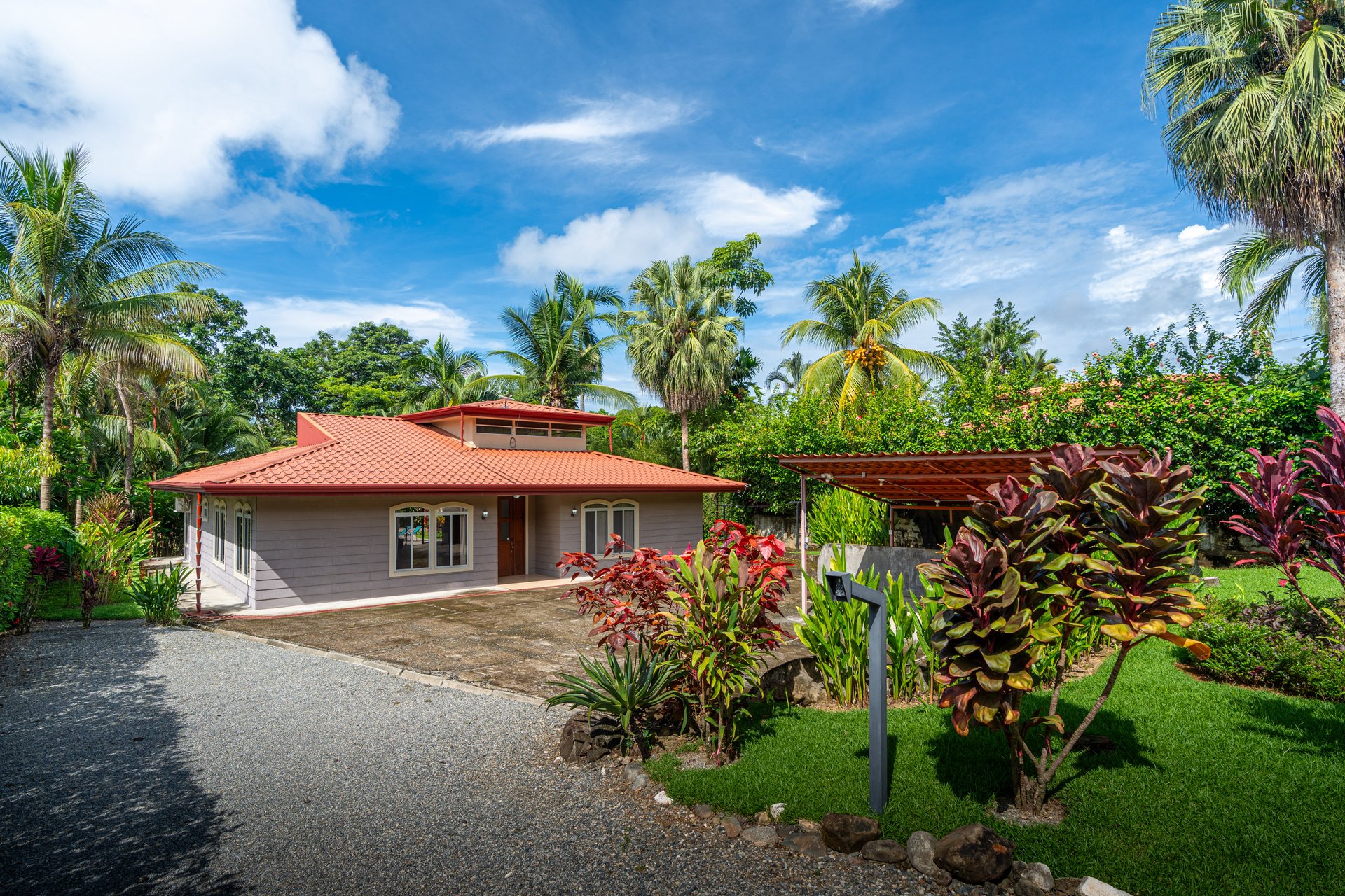Casa Luna, 3bed /3bath Private Oasis, Convenient Location
