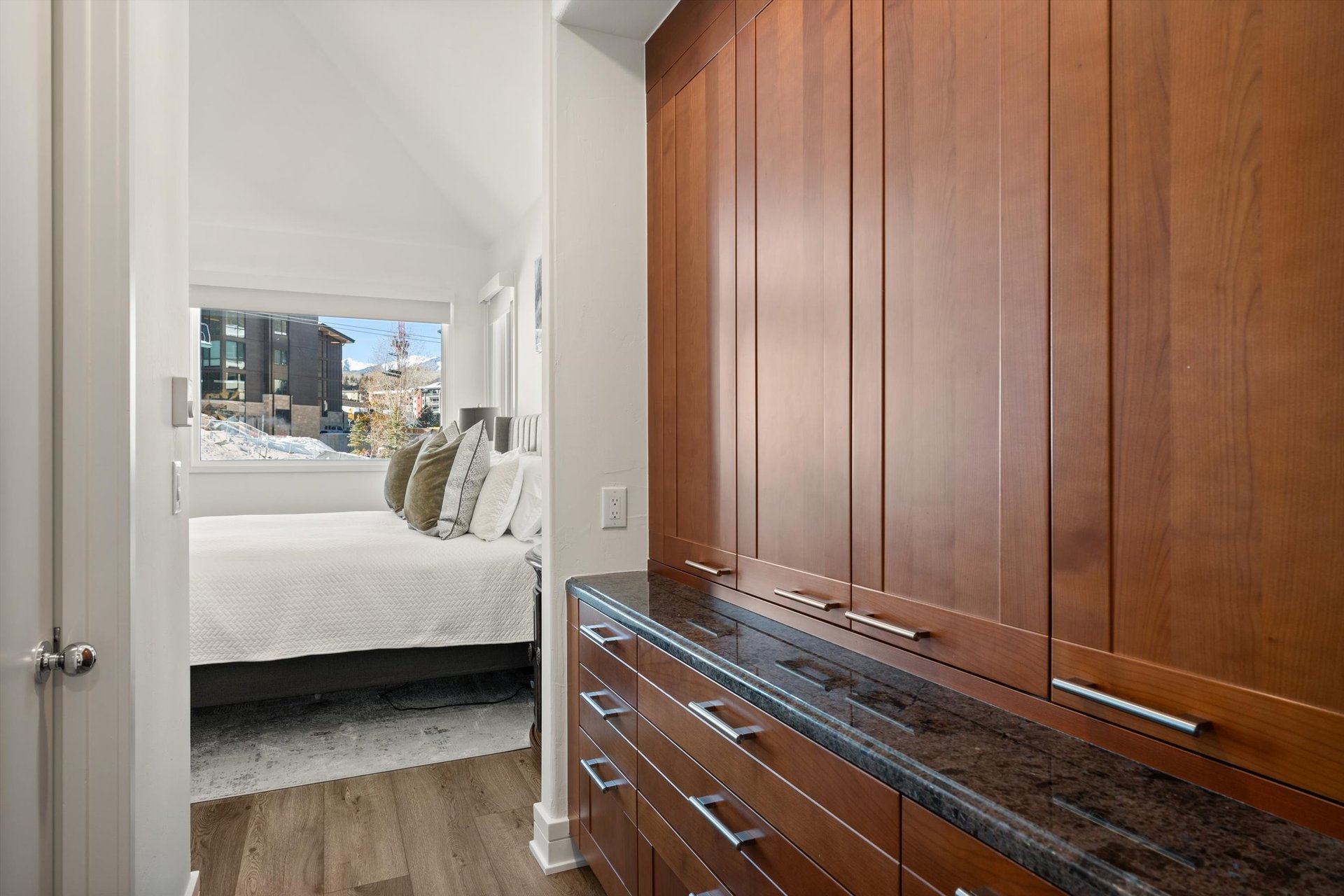 Ski-In/Ski-Out Luxury: Deerbrook Townhome