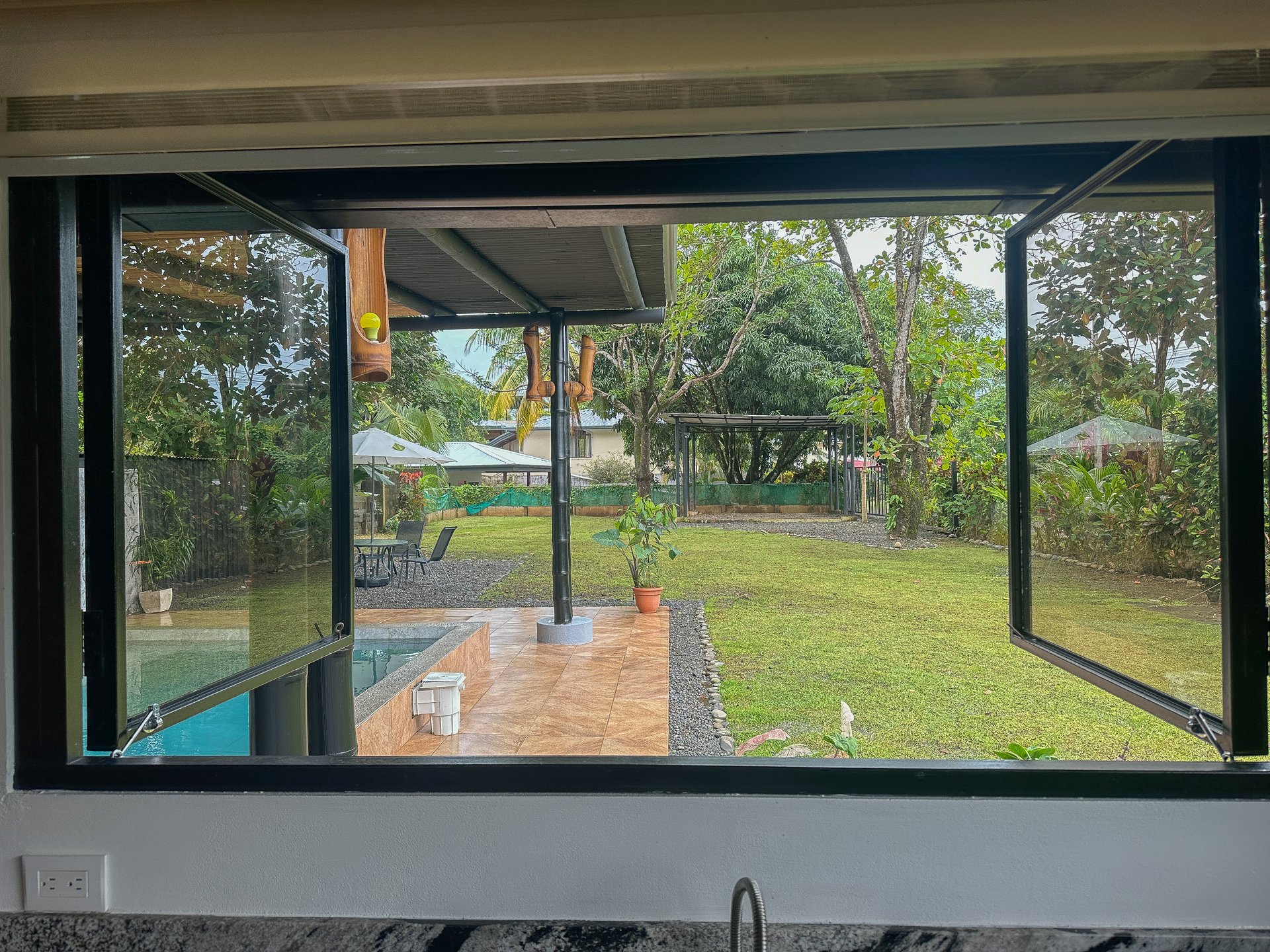 Contemporary 3-bed home surrounded by Uvita’s services and amenities but just a short stroll to tropical beaches