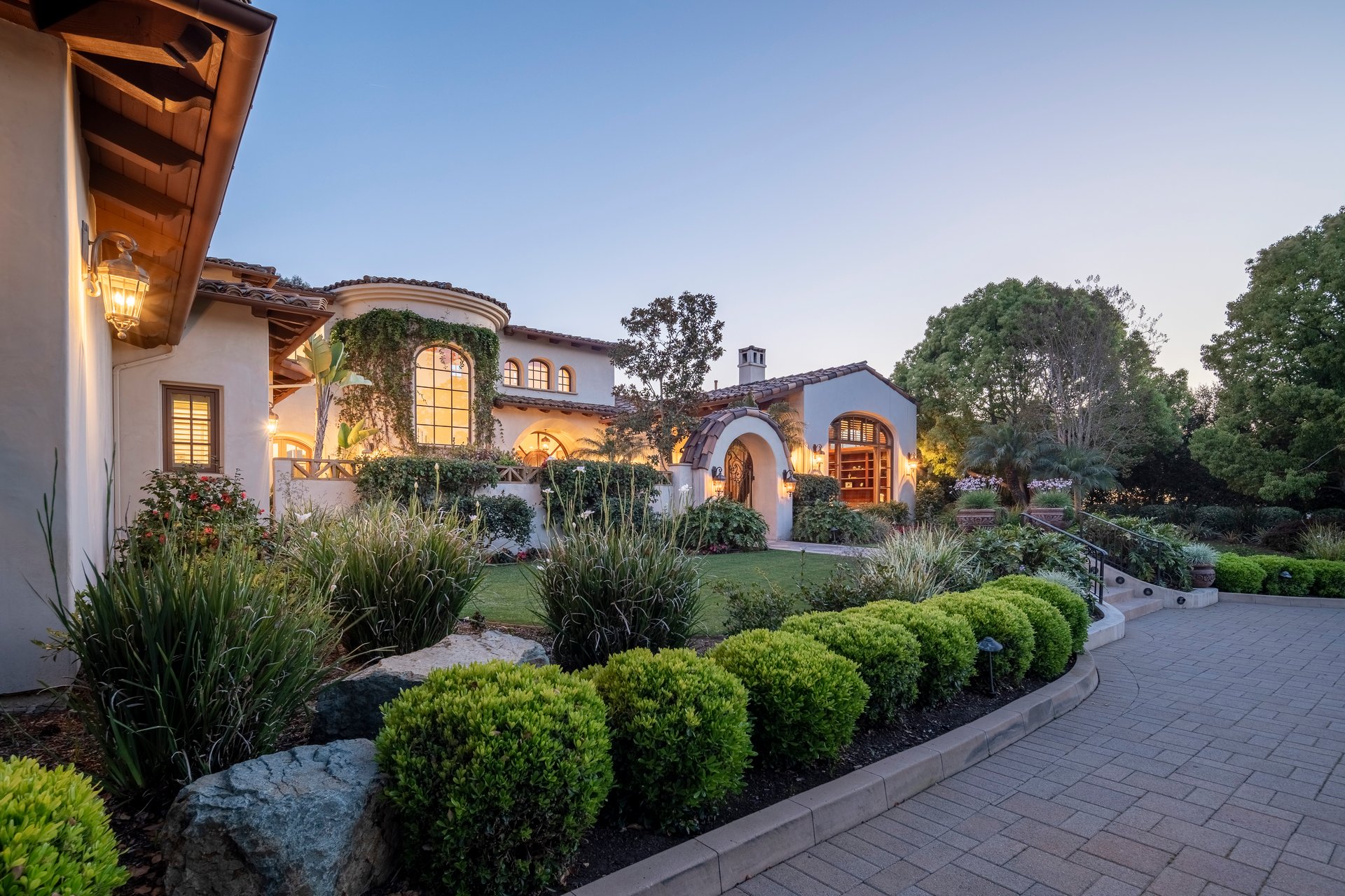 Luxury Living Redefined: Executive Rental in The Bridges