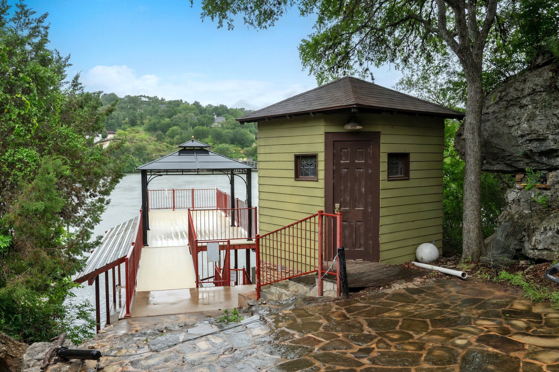 401 Crestview Drive and 309 Cliff Circle