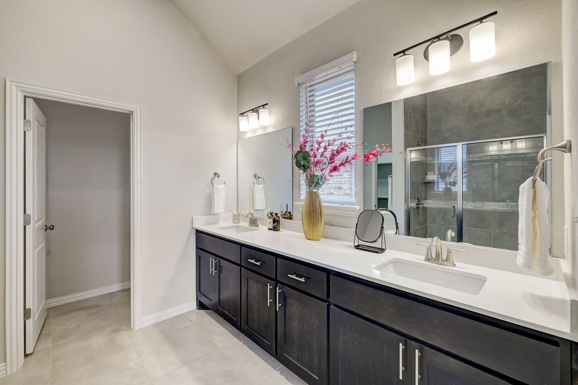 Charming single-story home in the desirable Paloma Lake in RR that backs to a greenbelt!
