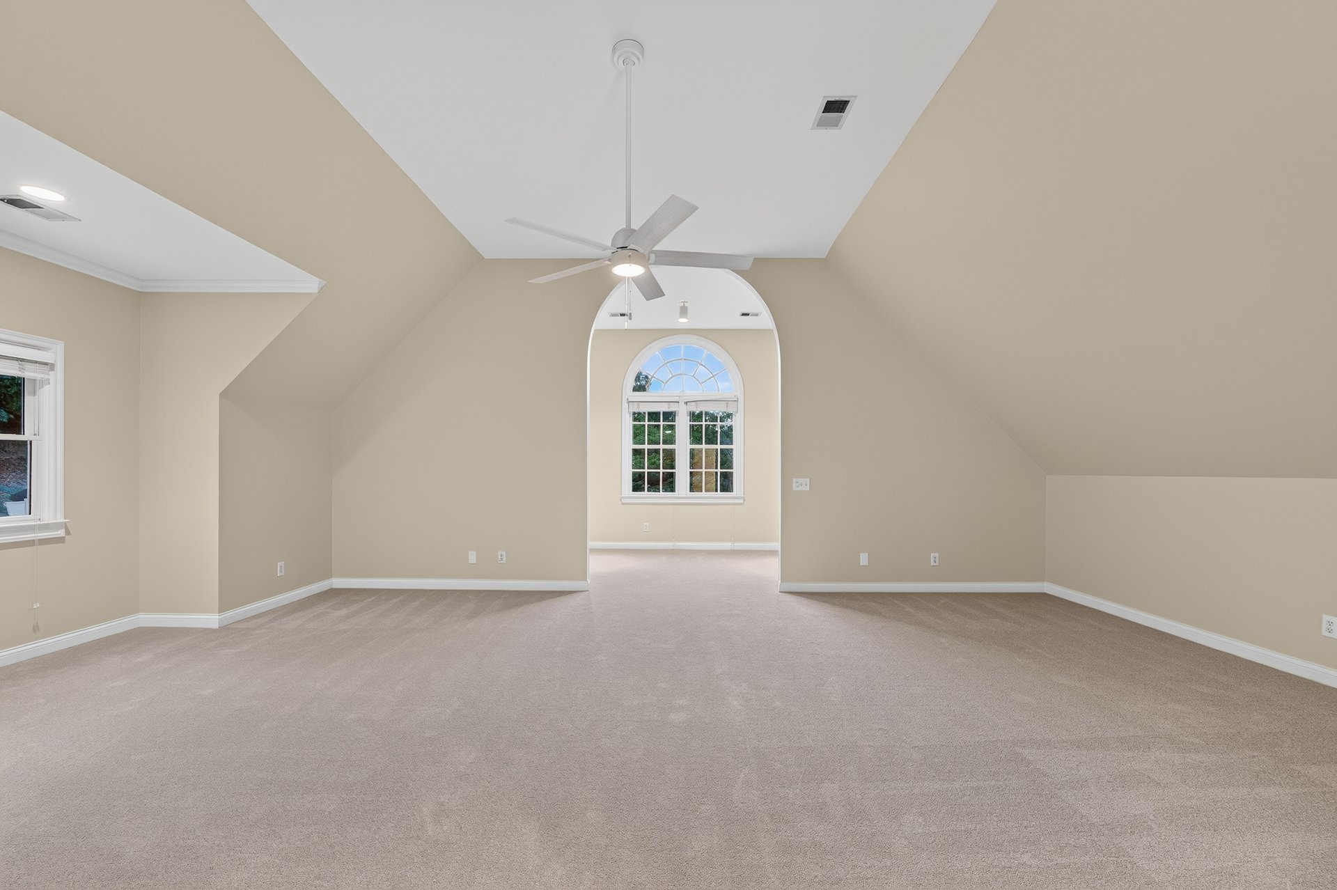 1055 Hedgerose Lane