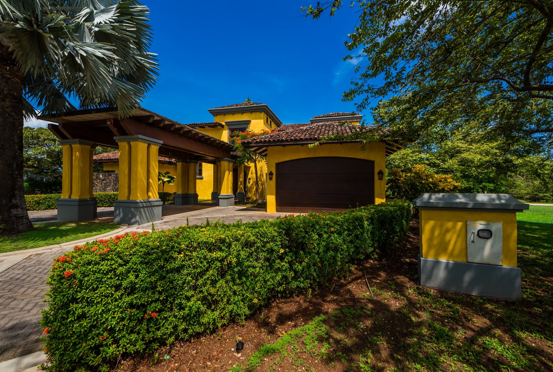 Casa Miraflores, Reserva De Golf #94 | Welcome to Casa Miraflores, an exquisite colonial-style estate home located in Hacienda Pinilla!