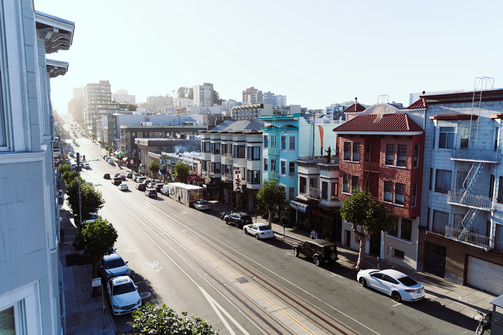 Colorful street and historic homes in Nob Hill, San Francisco