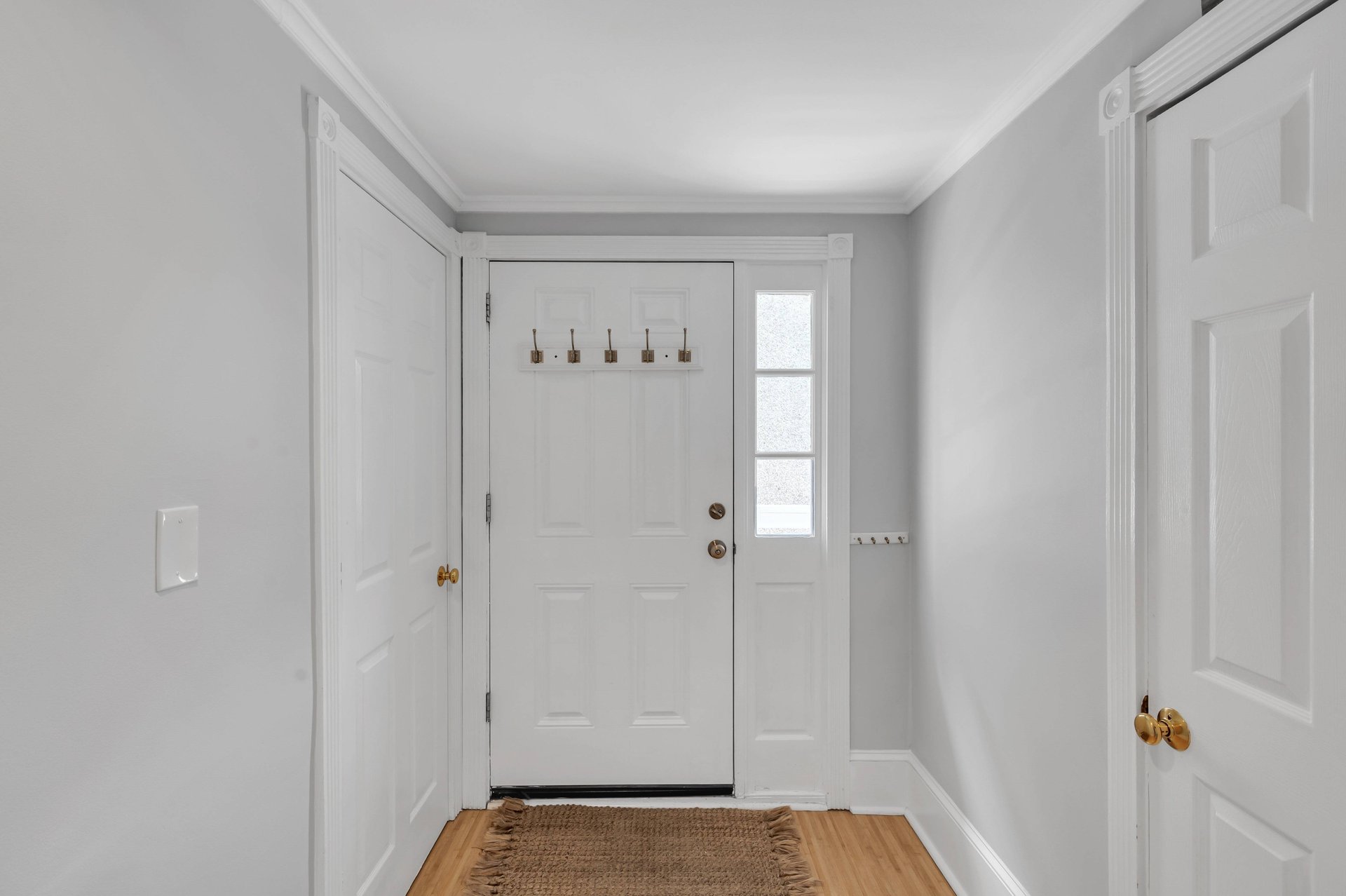 Beautiful Well Design on the First Floor With Outside Deck