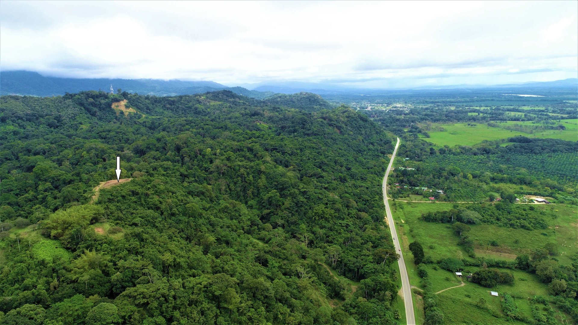 9 acres property with 360 panoramic views and 80m highway frontage