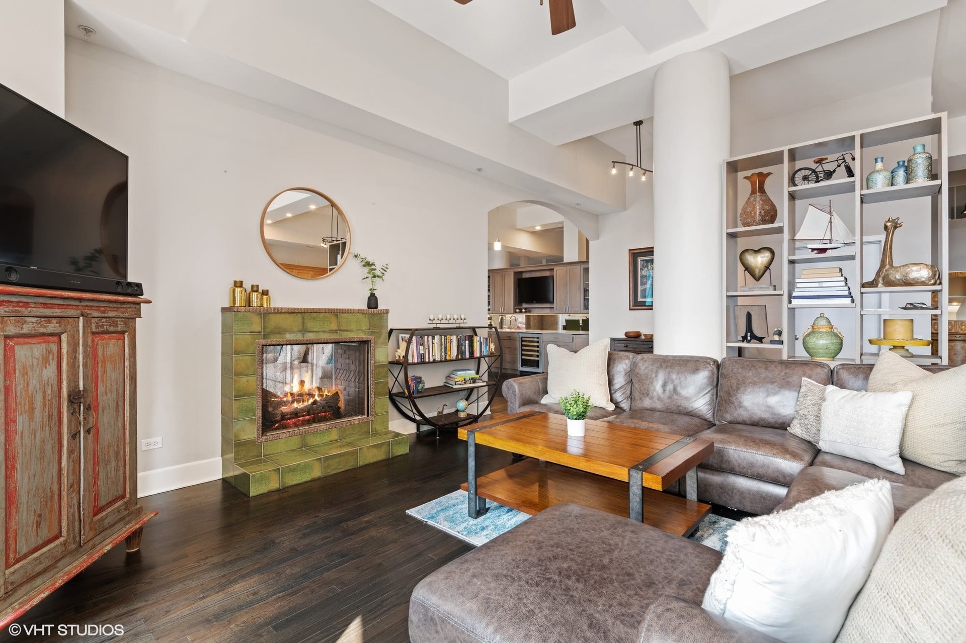 165 N Canal Street Unit: 1527-1528