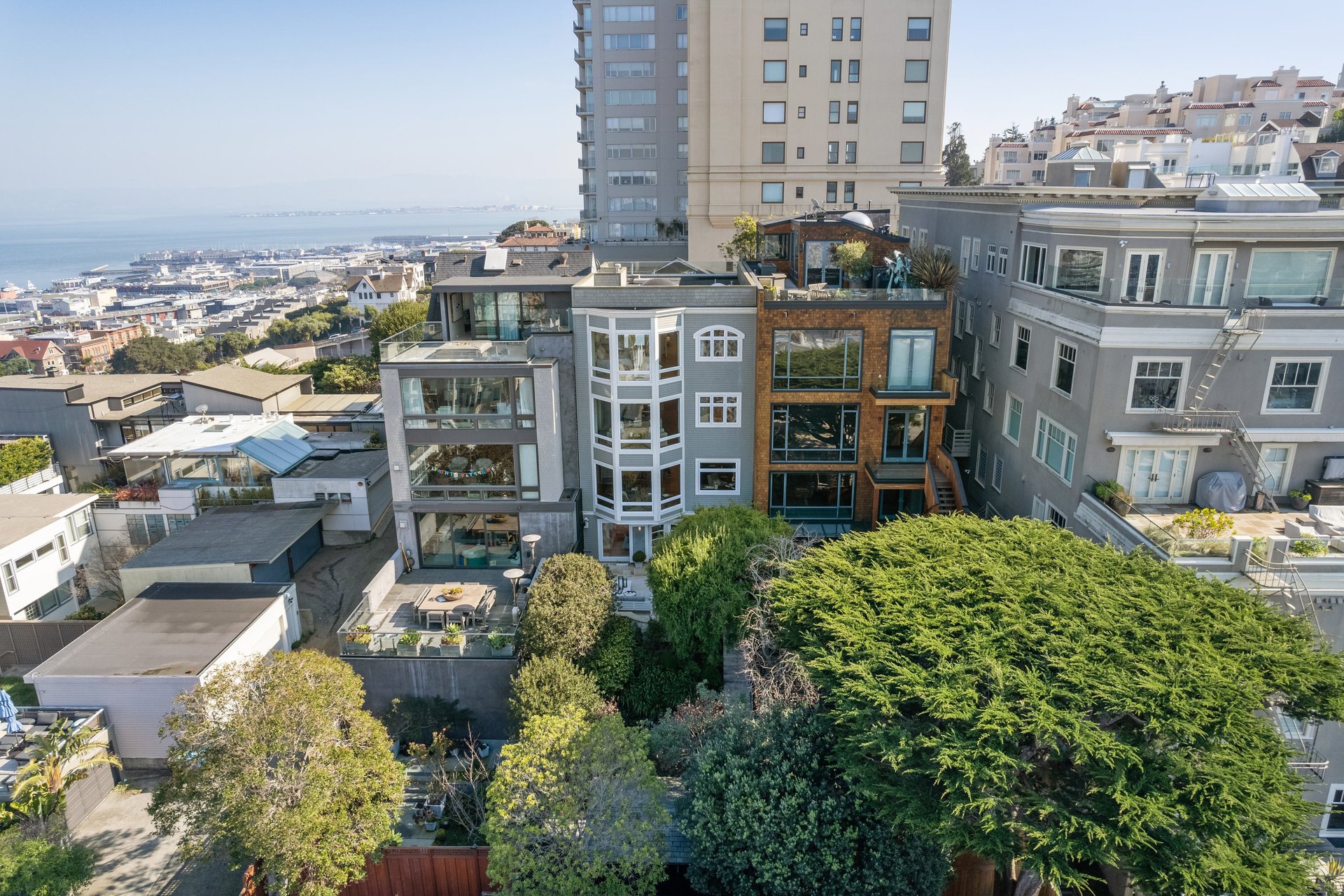 2707 Larkin St