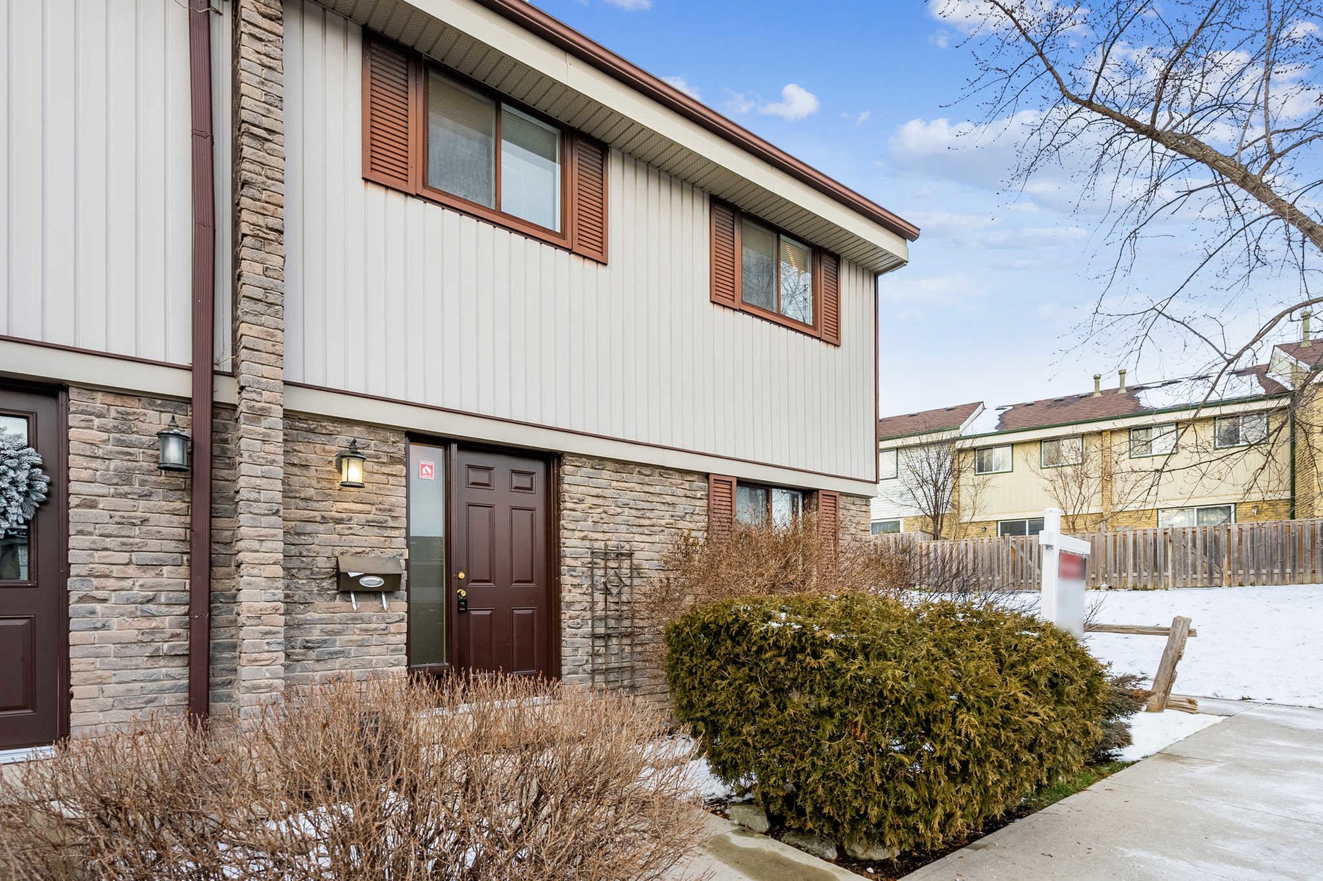 100 - 2779 Gananoque Dr 