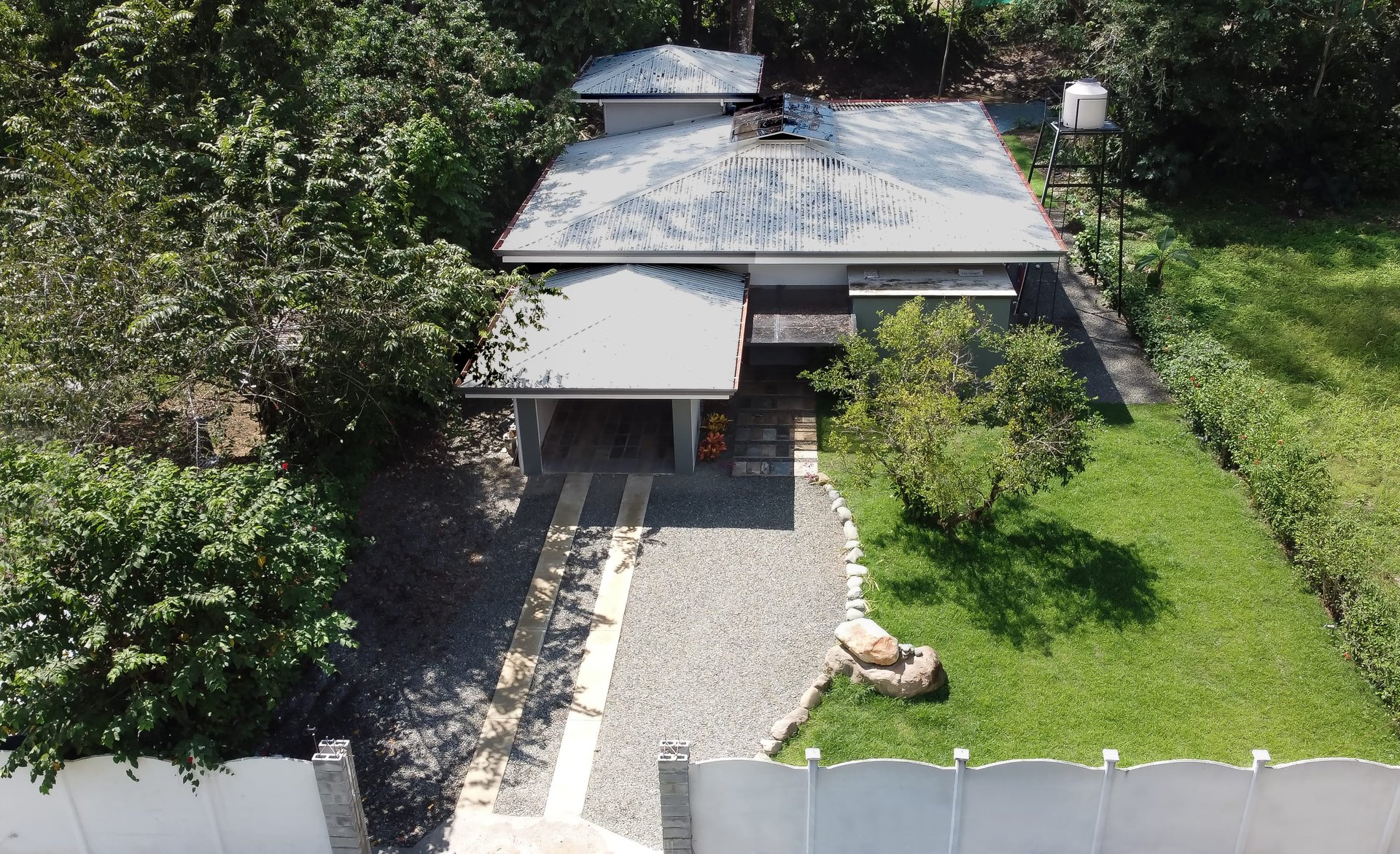 BRAND NEW 3-bedroom home, 5 minutes to Dominical Beach.