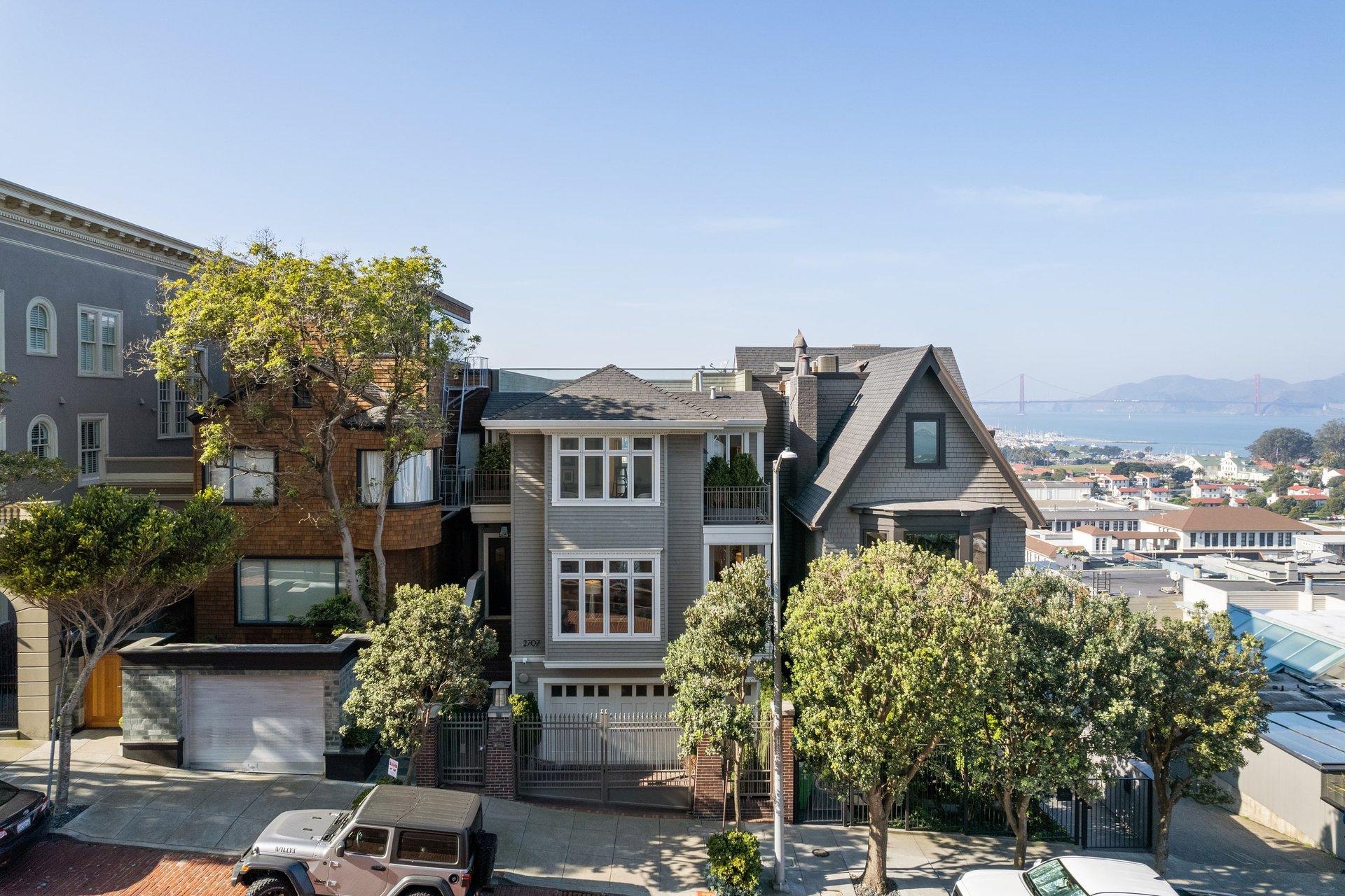 2707 Larkin St