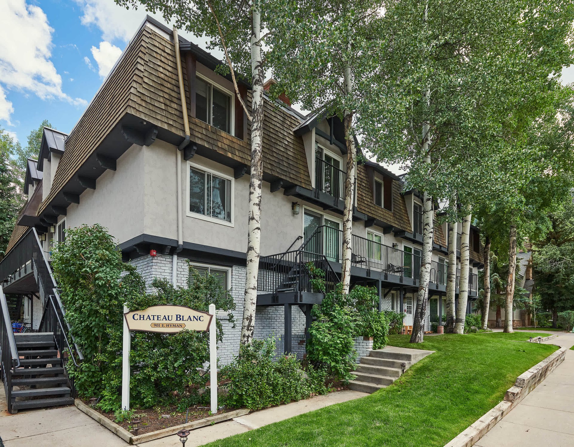 Newly Renovated Chateau Blanc 2 Bedroom Condo in Aspen 