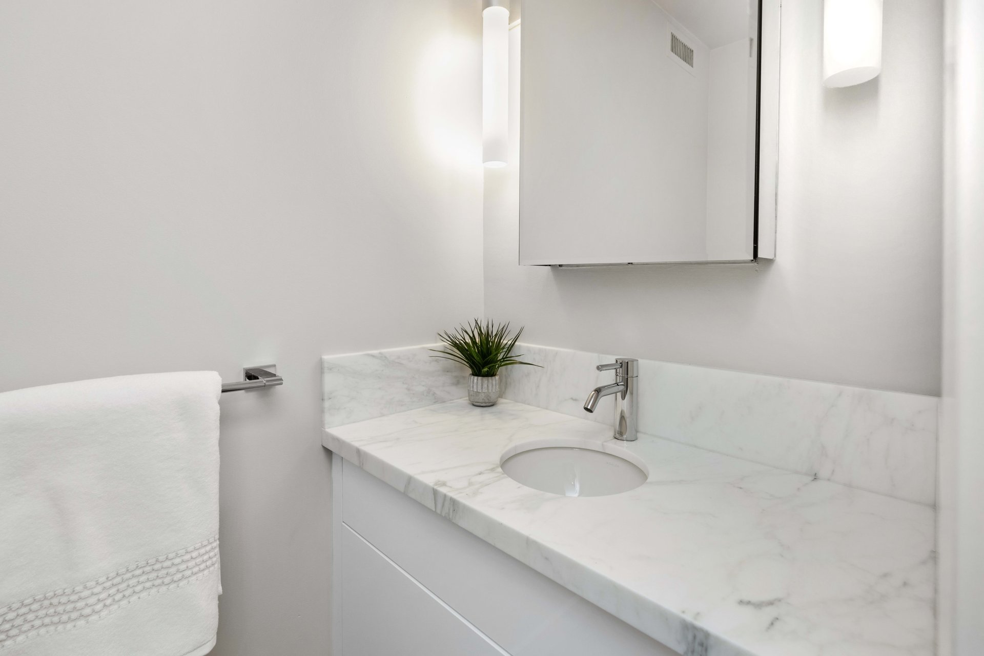 Just-Renovated Pacific Heights Condo With Southern Views