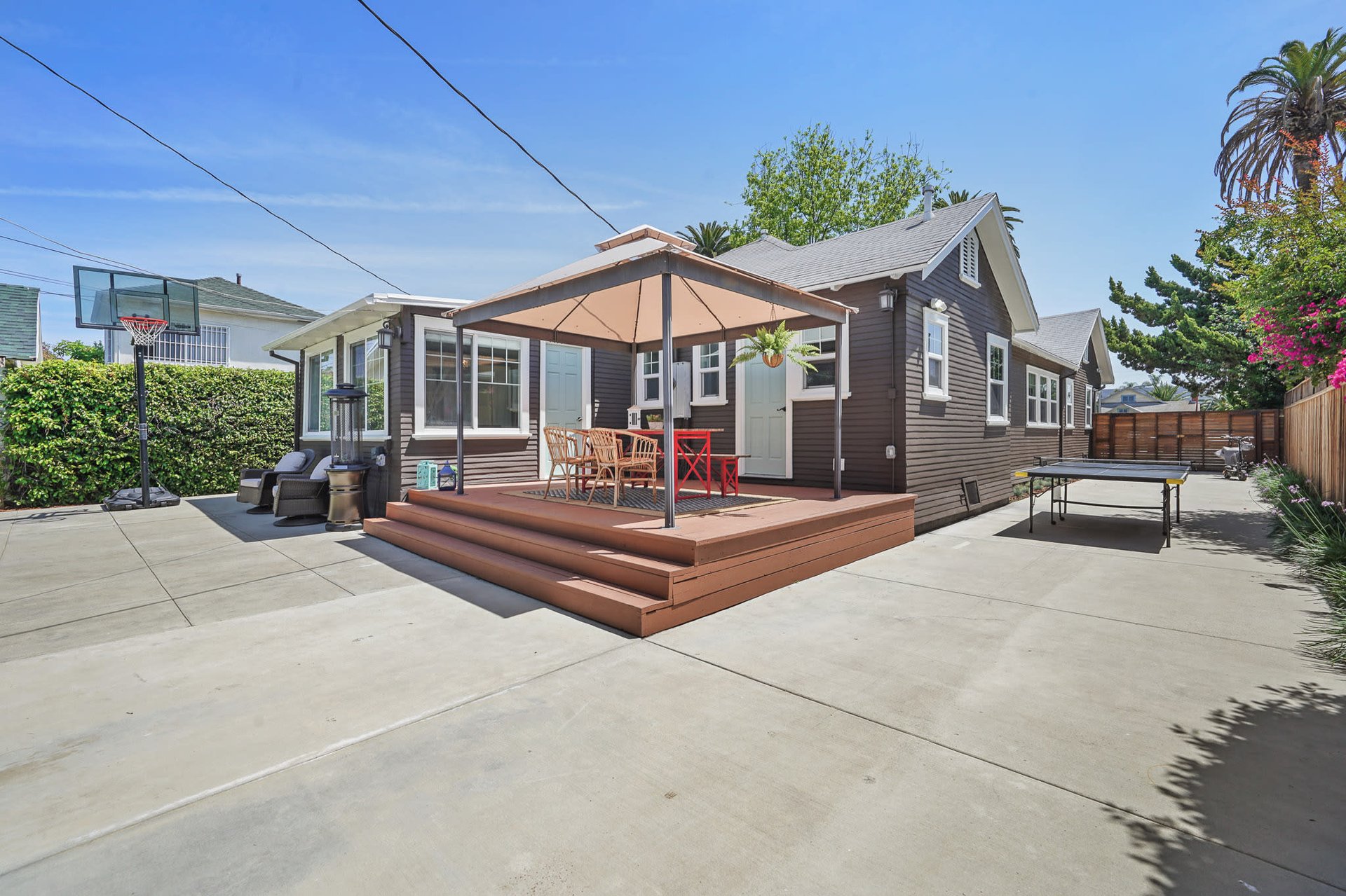Beautifully Remodeled Home with HUGE Grassy Yard in Oxford Square