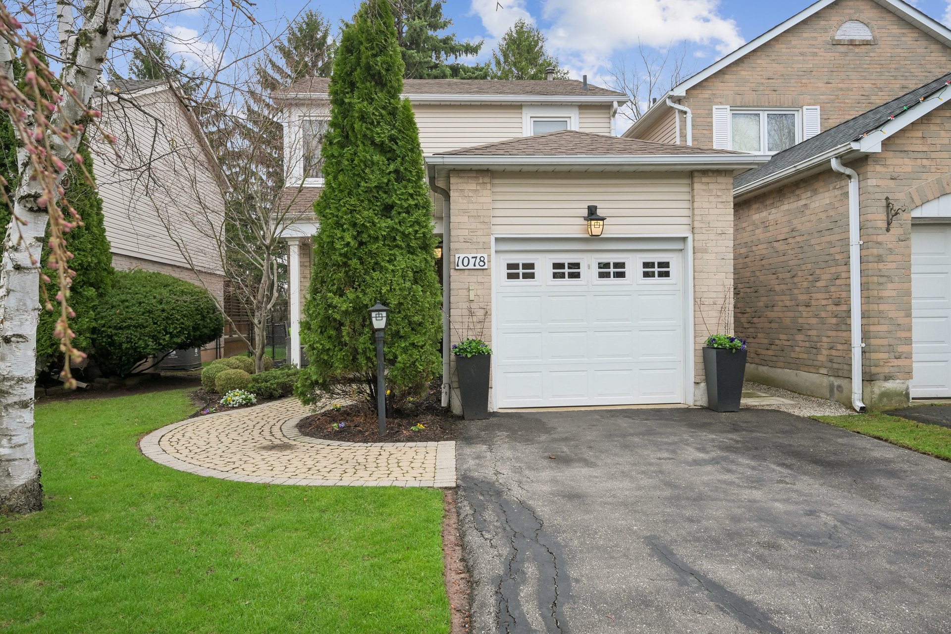 Ravine Living in Glen Abbey!