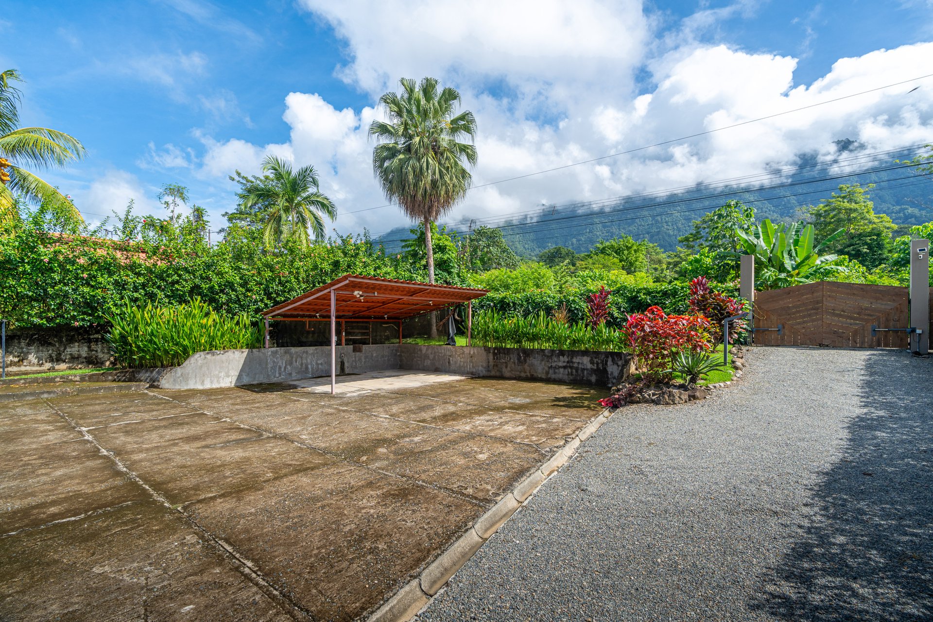 Casa Luna, 3bed /3bath Private Oasis, Convenient Location