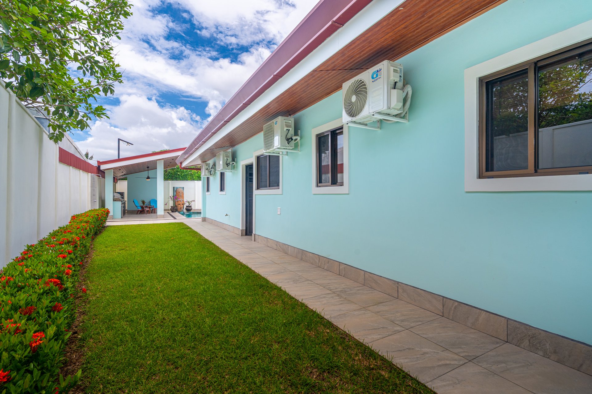 Villa Esmeralda - Big Pool. Big Lot. Big Lifestyle. Central Uvita, Walk to Everything!