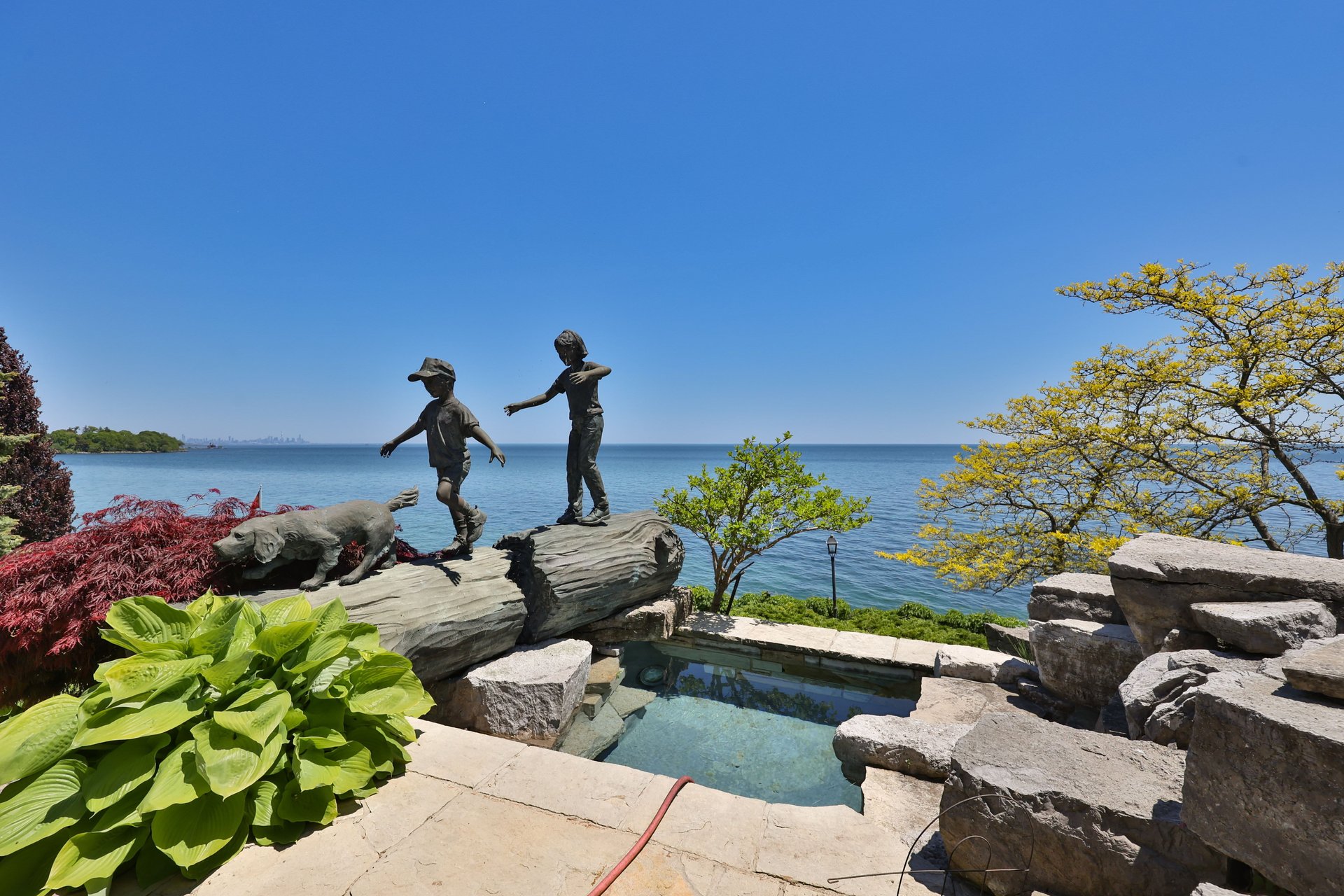 872 Whittier Cres