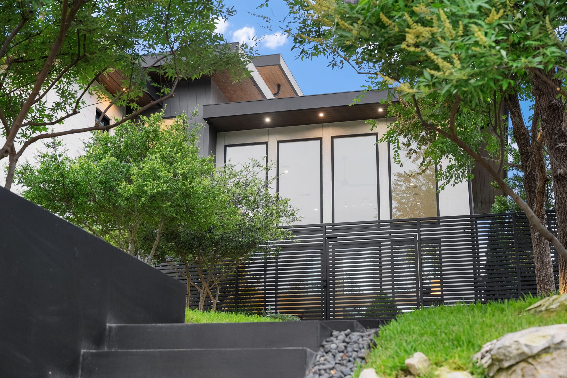 423 W Colorado Boulevard