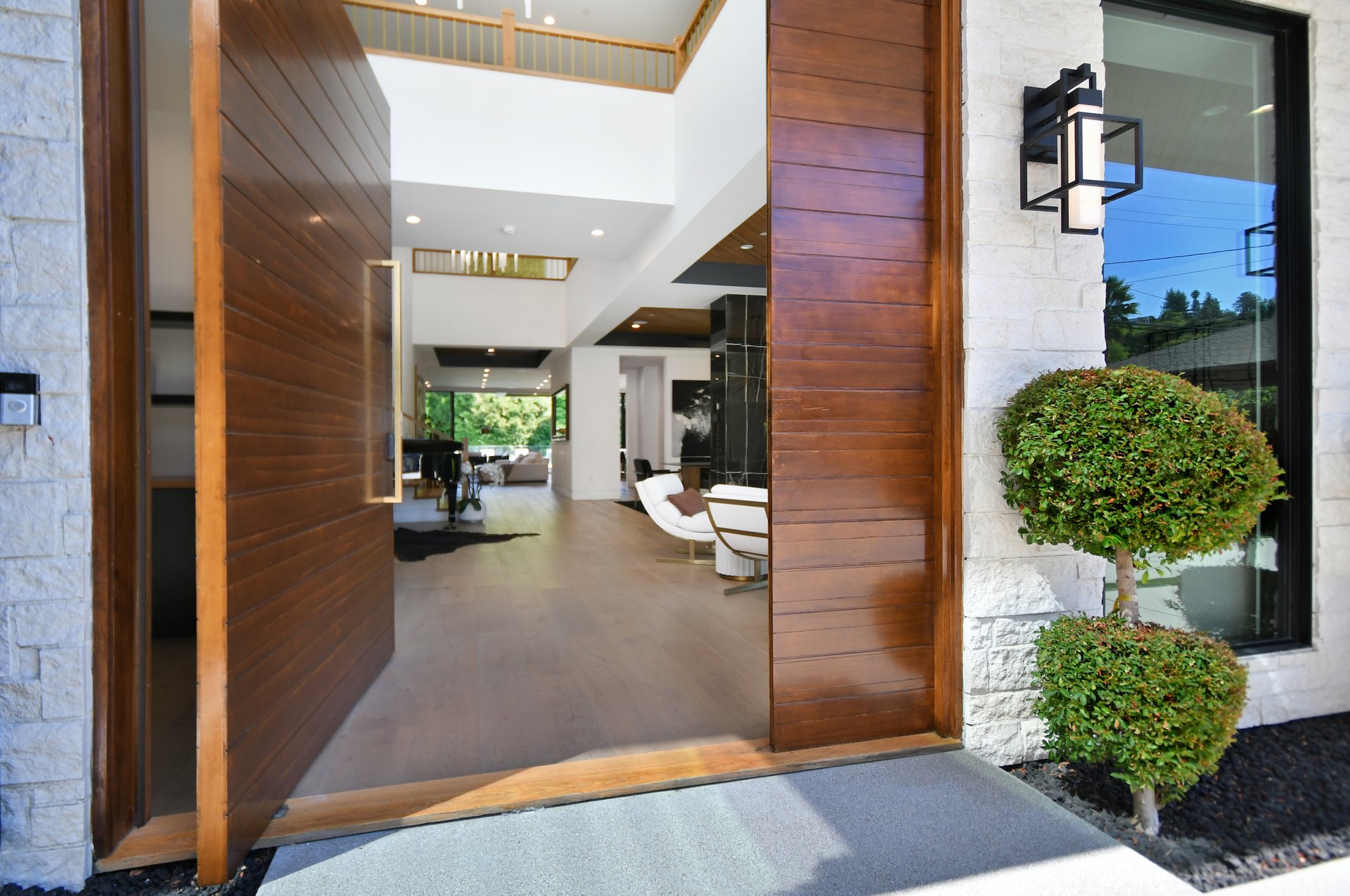 4544 Woodley Ave