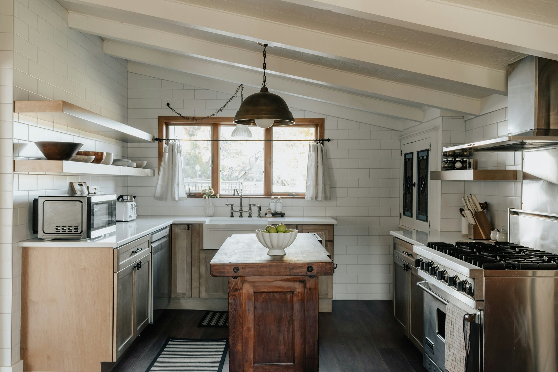 10 Reasons You Shouldn’t Hire a Friend or Family Member to Sell Your Home (And Why a Trusted Realtor Is a Smarter Choice)