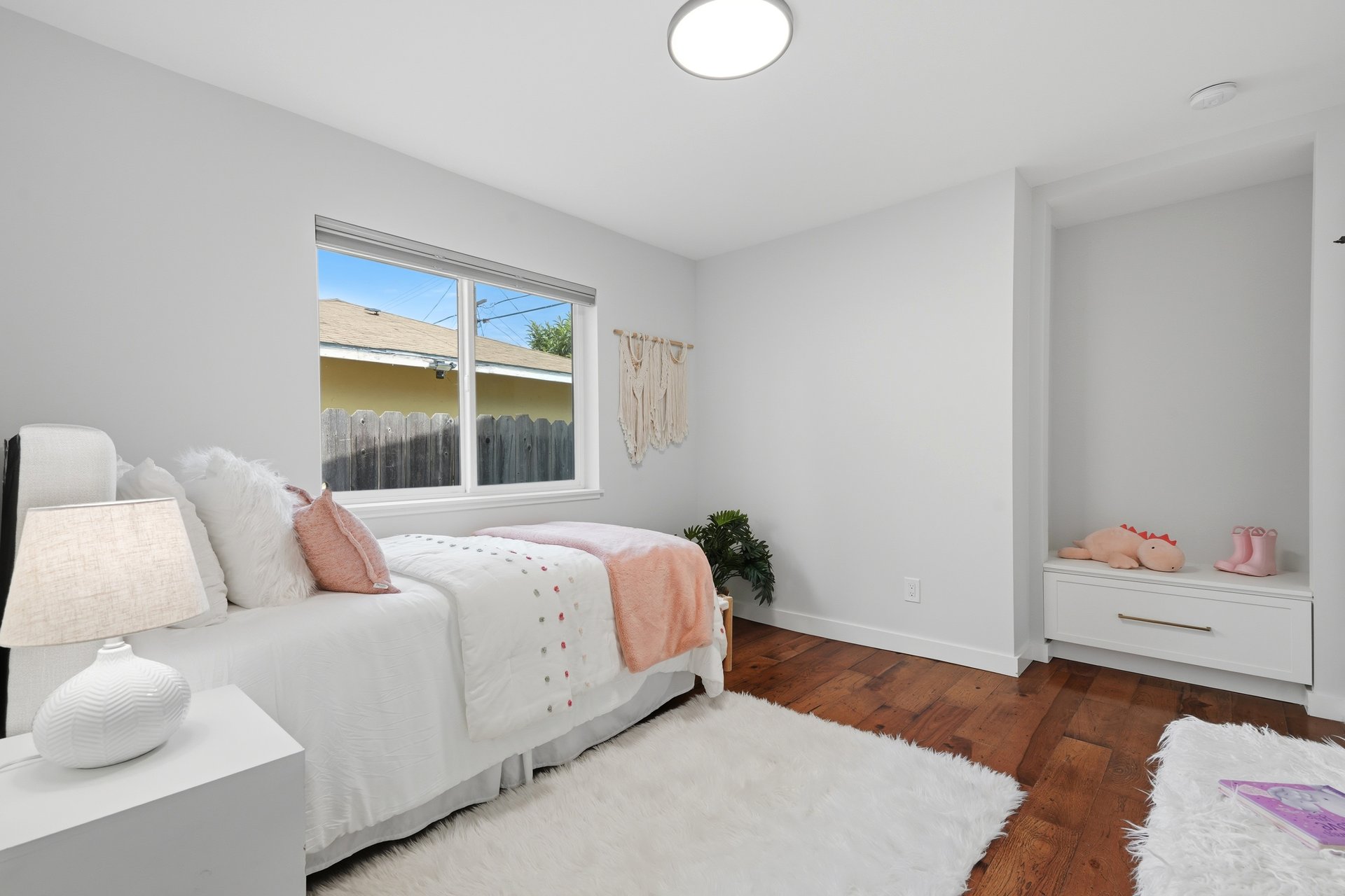2133 Santa Cruz AVE